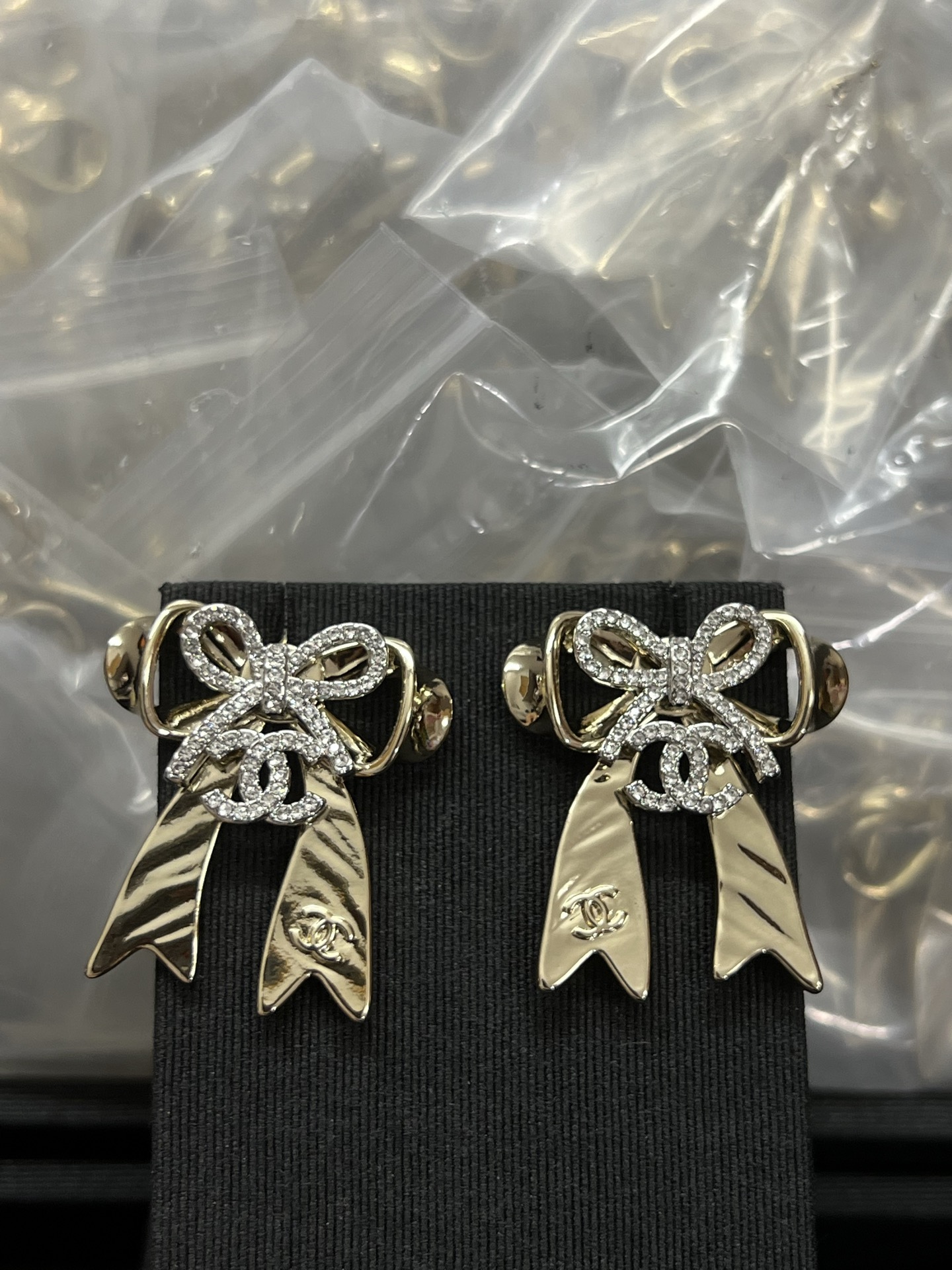 NO:532264,Xiaoxiang new bow, gold and silver color-blocking earrings, Chanel stud earrings, chanel, earrings19860909小香新款蝴蝶结 金色银色拼色耳环,香奈儿耳钉,chanel,earrings,Jewelry
