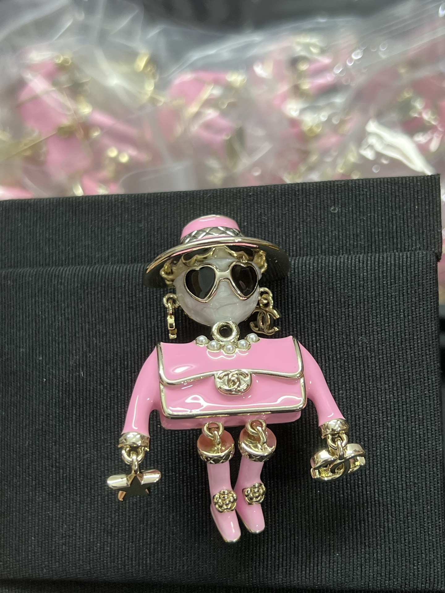 ¥158 
小香新款重工款墨镜粉色珐琅 机器人胸针