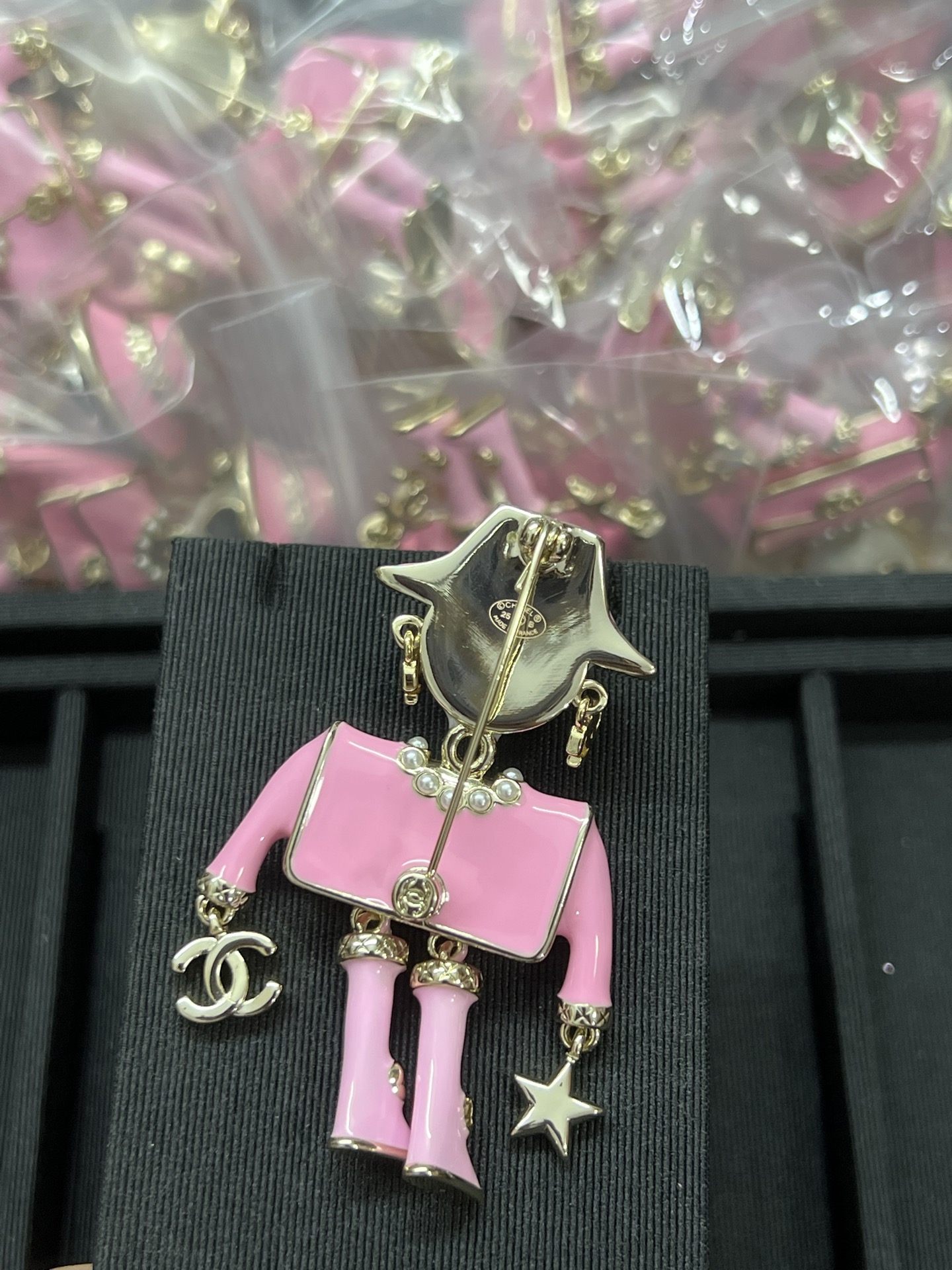 ¥158 
小香新款重工款墨镜粉色珐琅 机器人胸针