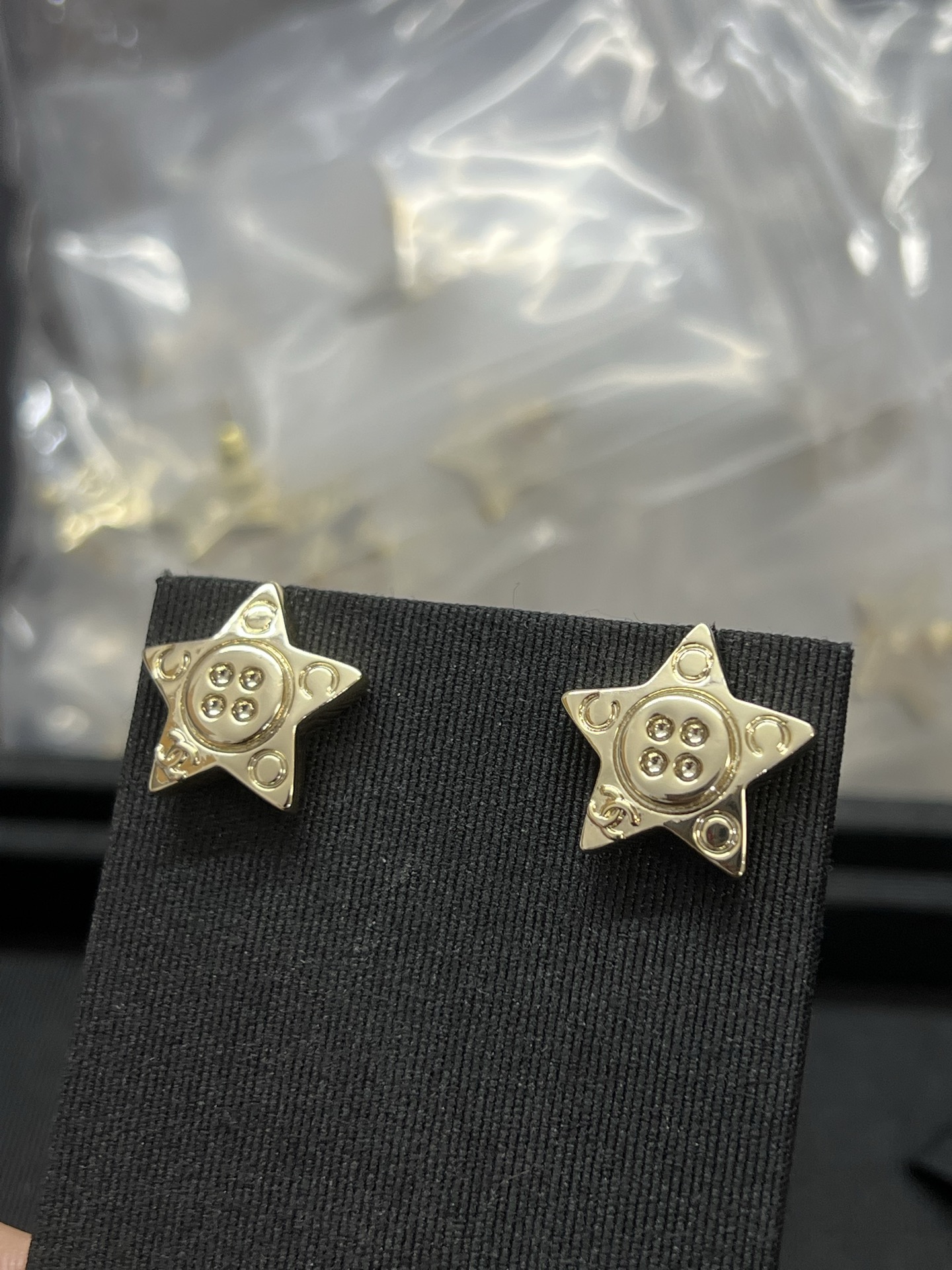 ¥98 
小香新款五角星纽扣造型耳钉