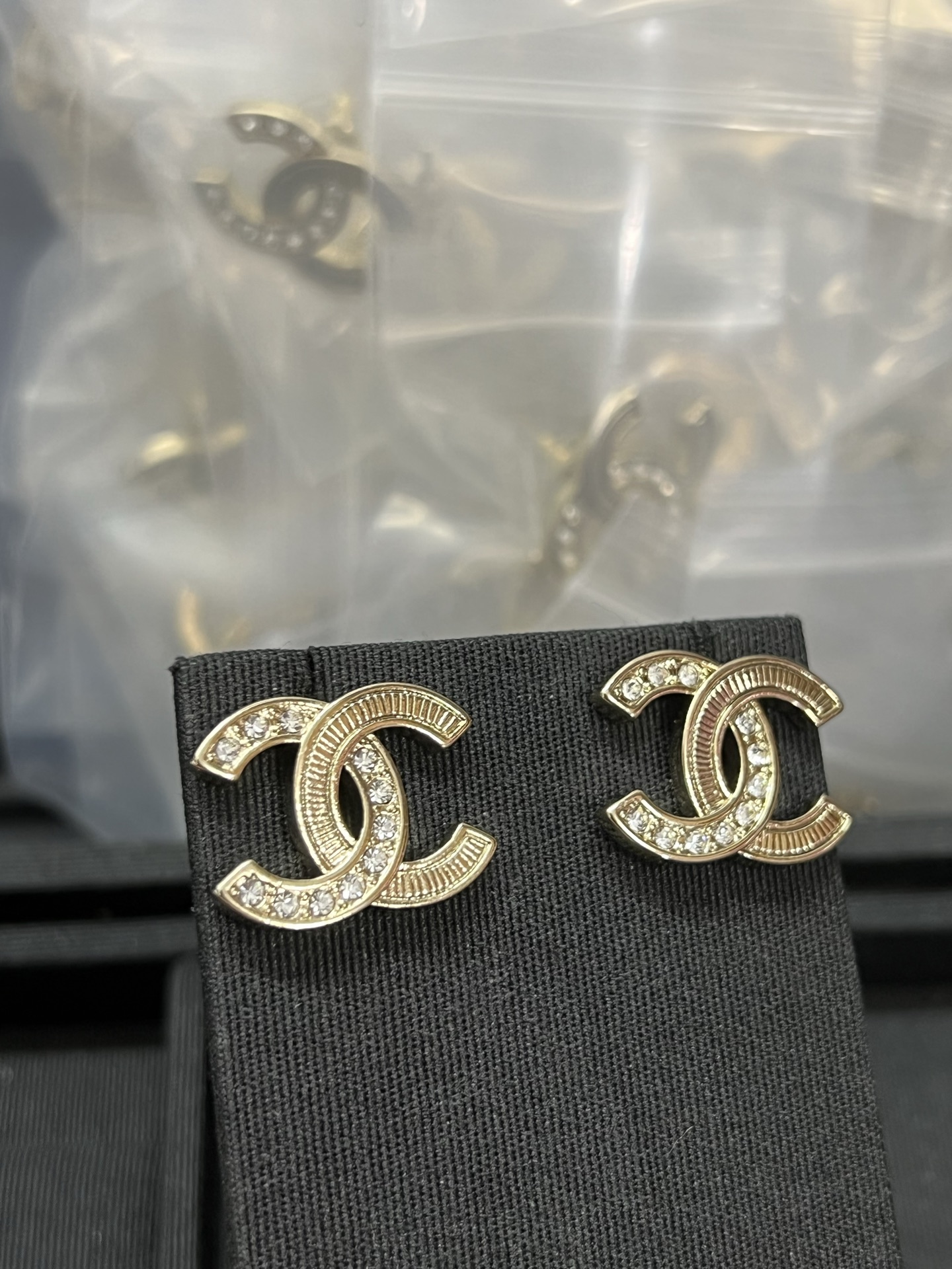 ¥98 
小香新款双c半钻半拉丝耳钉