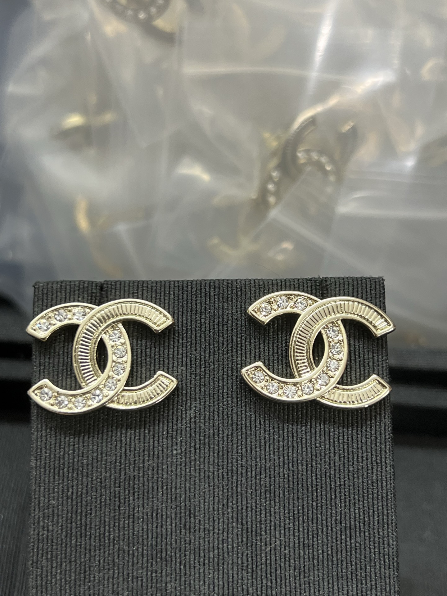 ¥98 
小香新款双c半钻半拉丝耳钉