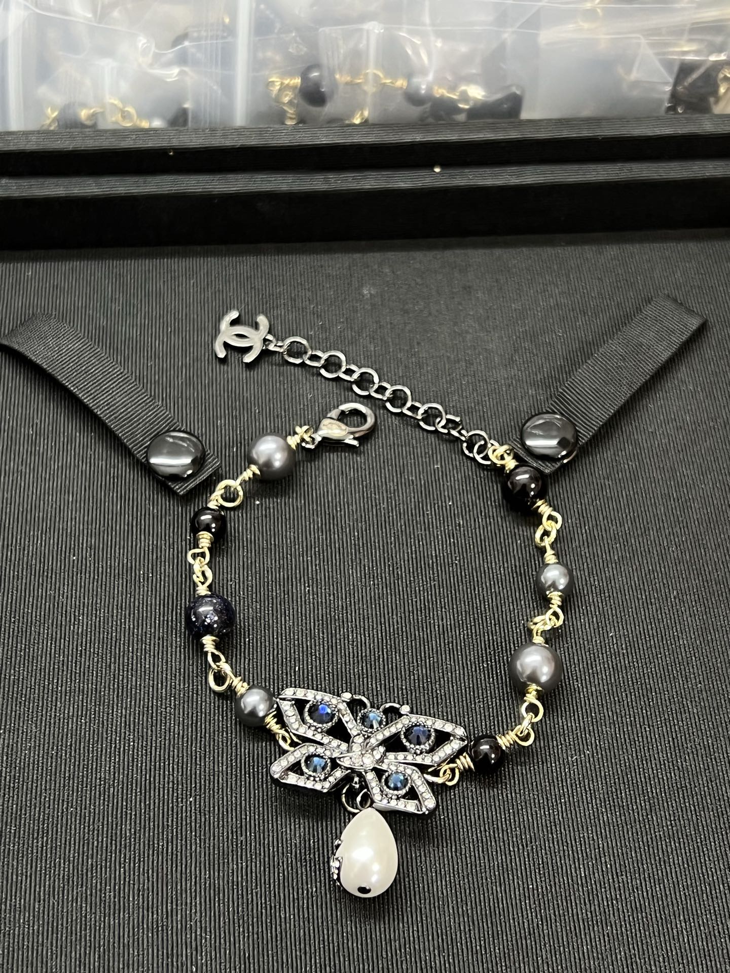 ¥138 
小香新款枪黑色蝴蝶水滴珍珠手链