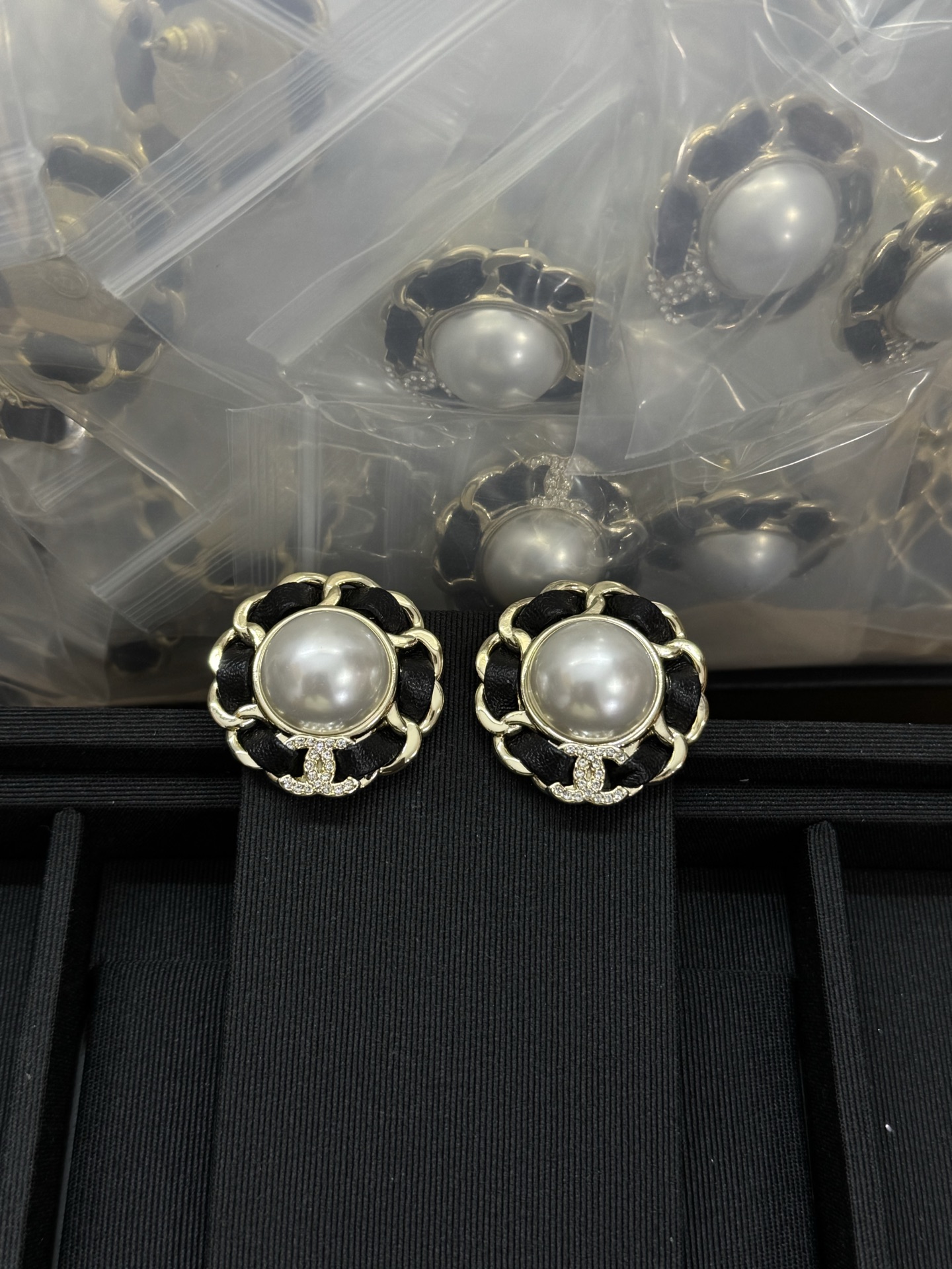 NO:541603,Xiaoxiang new round leather double c full diamond pearl earrings, Chanel earrings, chanel, earrings19860909小香新款圆形穿皮双c满钻珍珠大耳环,香奈儿耳钉,chanel,earrings,Jewelry