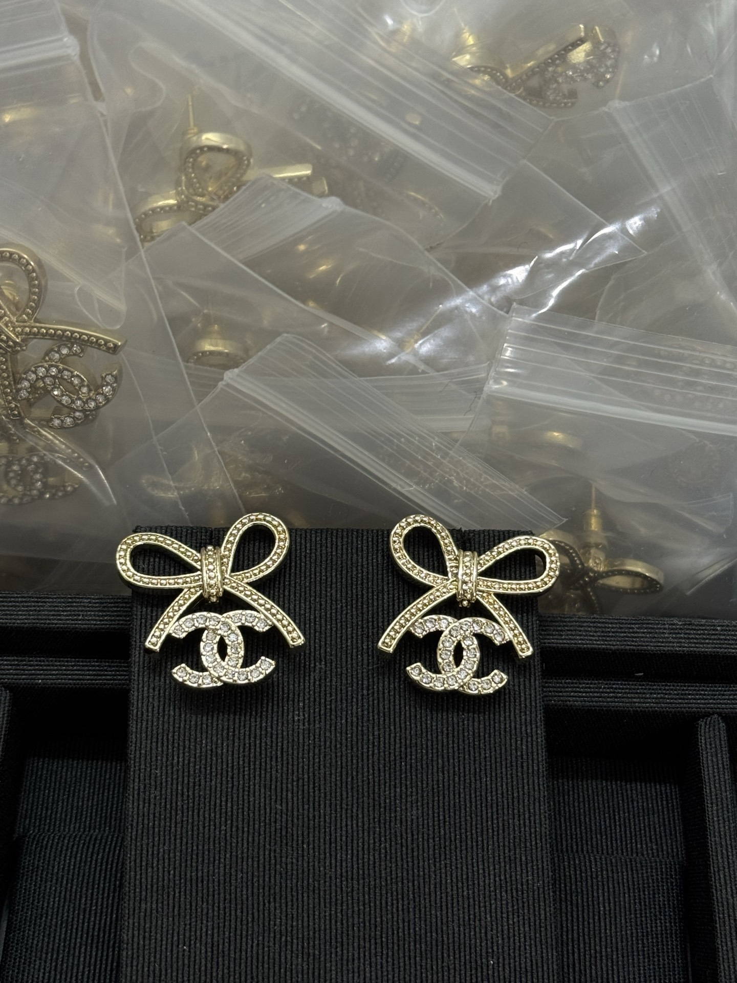 NO:541589,Xiaoxiang new bow double c full diamond pendant earrings gold silver, Chanel earrings, chanel, earrings19860909小香新款蝴蝶结双c满钻吊坠耳环 金色 银色,香奈儿耳钉,chanel,earrings,Jewelry