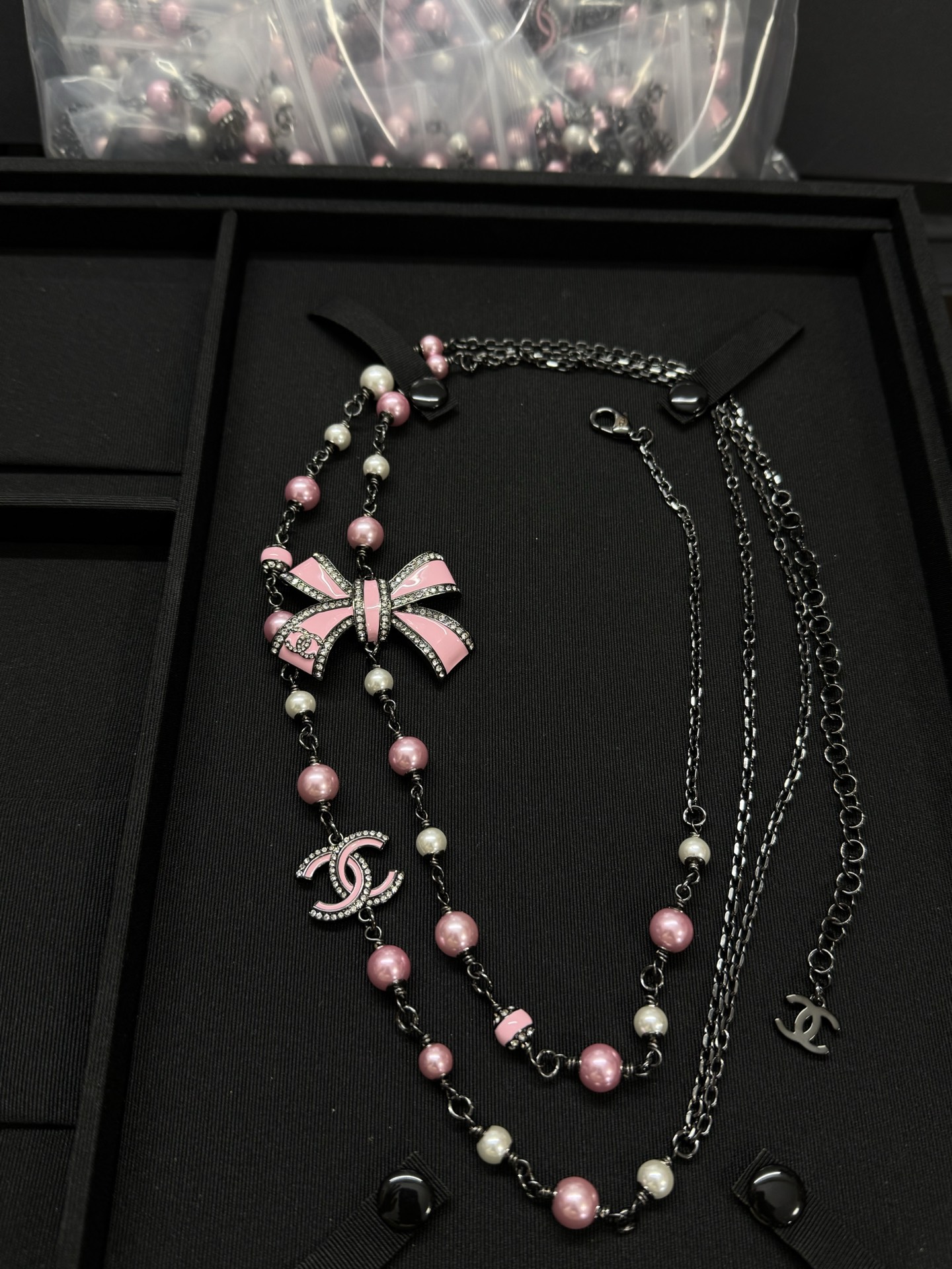 NO:541614,Xiaoxiang's new pink bow full diamond black gun pink pearl sweater chain, Chanel necklace, chanel, sweaters, necklace19860909小香新款粉色蝴蝶结满钻黑枪色粉色珍珠毛衣链,香奈儿项链,chanel,sweaters,necklace,Jewelry