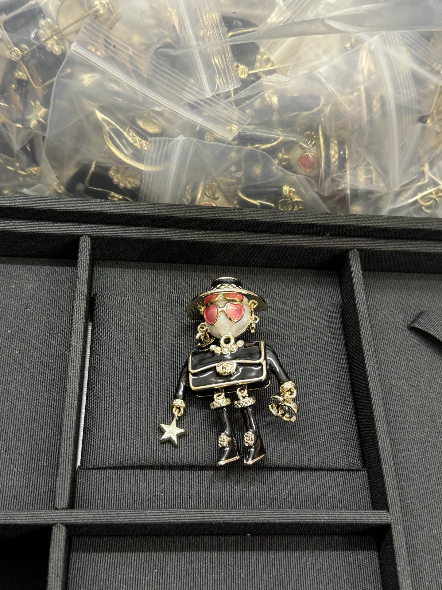 NO:580727,Xiaoxiang's new sunglasses black enamel robot brooch, Chanel brooch, chanel, brooch, breastpin19860909小香新款墨镜黑色珐琅机器人胸针,香奈儿胸针,chanel,brooch，breastpin,Jewelry