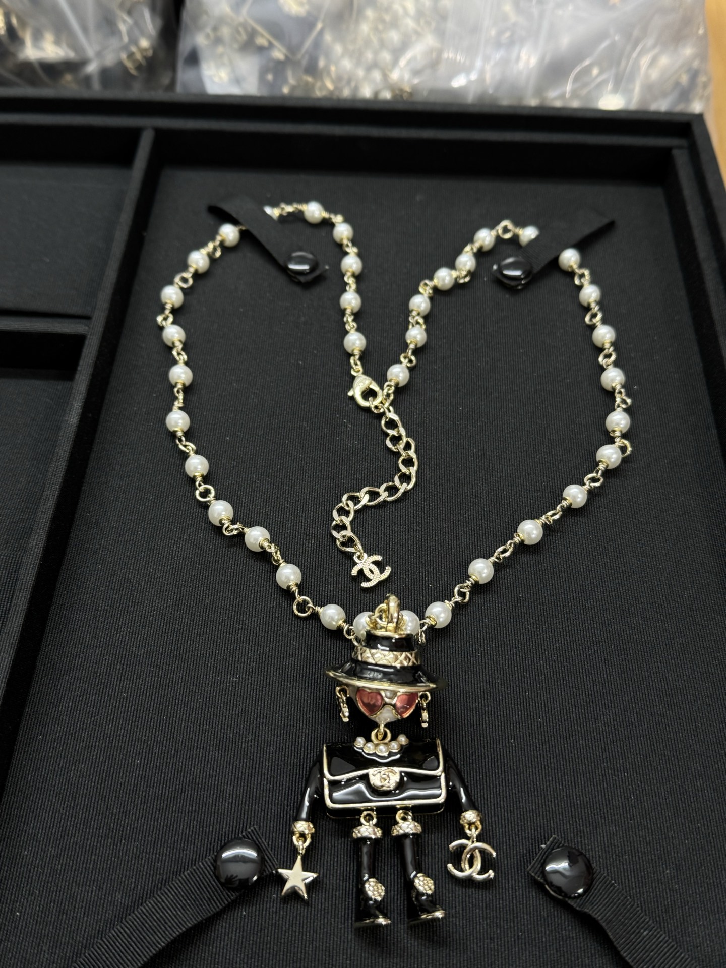 NO:574224,Xiaoxiang's new pearl style black robot necklace with hat, sunglasses, Chanel necklace, chanel,necklace,hats19860909小香新款珍珠款 戴帽子墨镜黑色机器人项链,香奈儿项链,chanel,necklace,hats,Jewelry