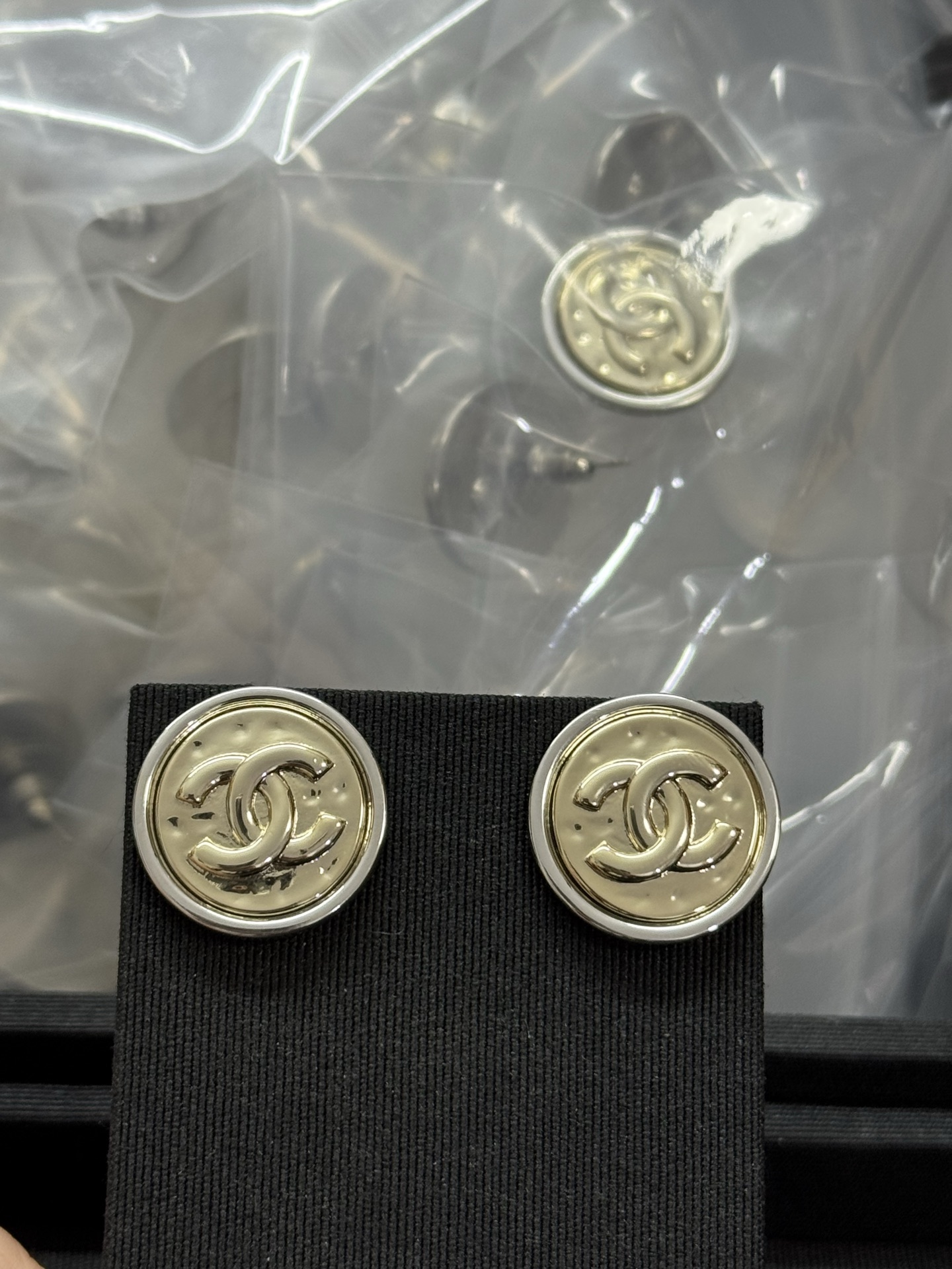 NO:574297,Xiaoxiang's new round gold and silver color matching double c earrings, Chanel earrings, chanel19860909小香新款圆形金银拼色双c耳钉,香奈儿耳钉,chanel,Jewelry