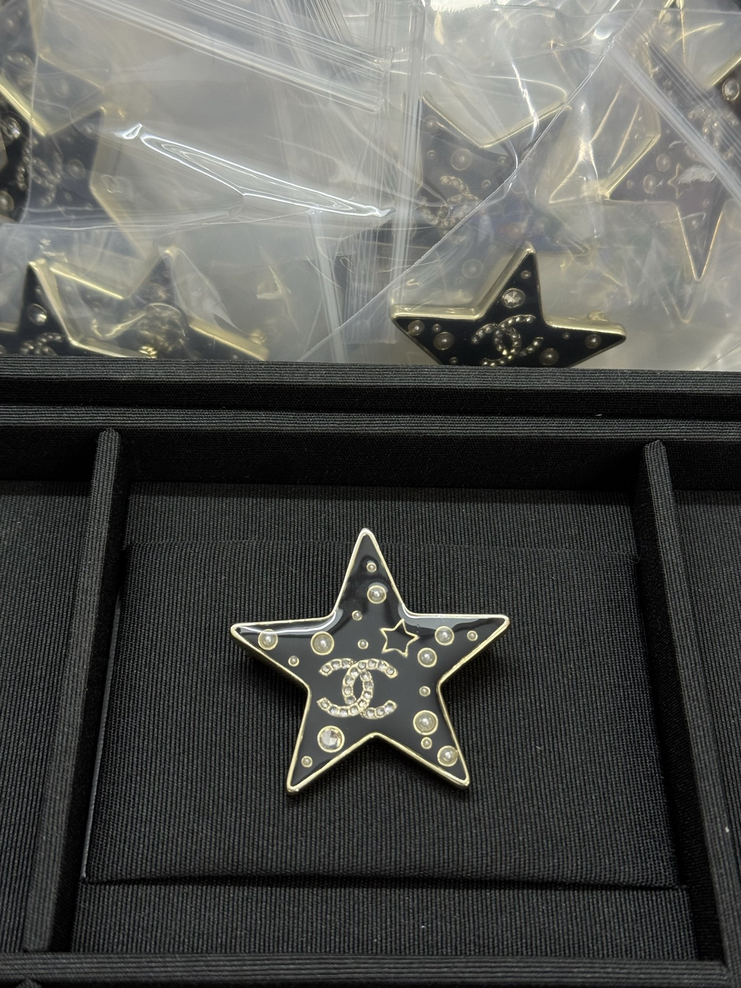 NO:580887,Xiaoxiang's new black five-pointed star resin enamel double c star brooch, Chanel brooch, chanel, brooch, breastpin19860909小香新款黑色五角星树脂珐琅双c星星胸针,香奈儿胸针,chanel,brooch，breastpin,Jewelry