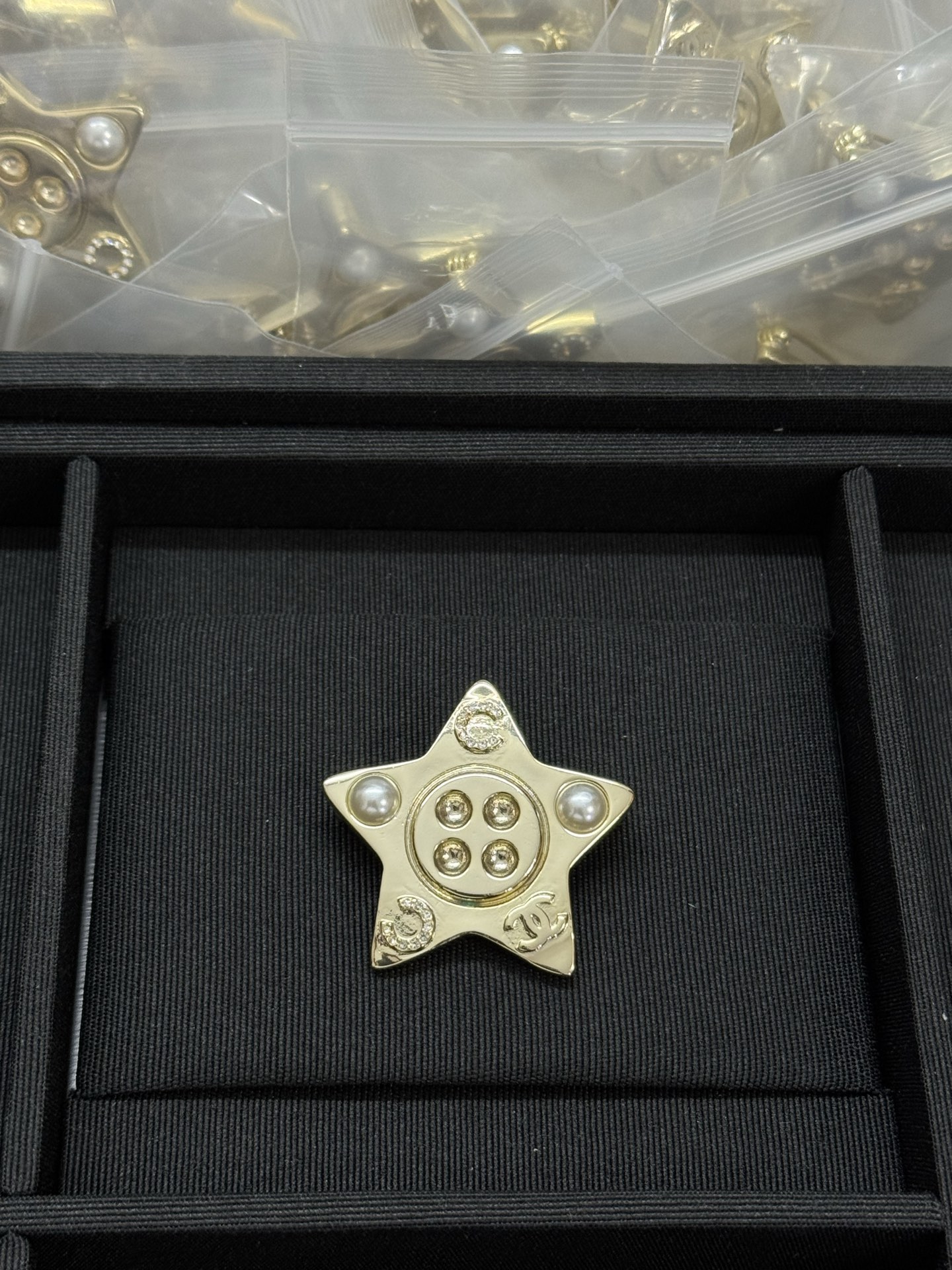 NO:580743,Xiaoxiang's new five-pointed star button brooch, Chanel brooch, chanel, brooch, breastpin19860909小香新款五角星纽扣胸针,香奈儿胸针,chanel,brooch，breastpin,Jewelry