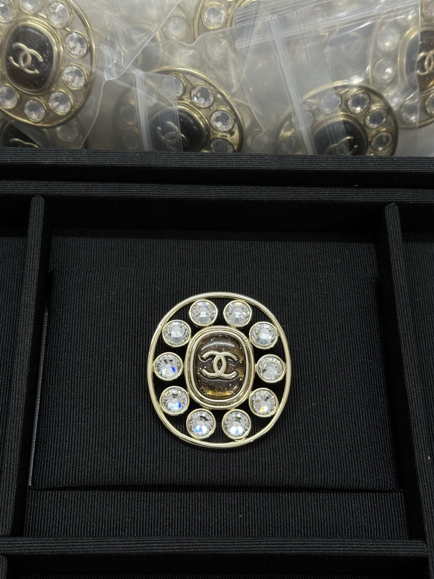 NO:574295,Xiaoxiang's new amber resin round diamond hollow oval brooch, Chanel brooch, chanel, brooch, breastpin19860909小香新款琥珀树脂圆钻镂空椭圆形胸针,香奈儿胸针,chanel,brooch，breastpin,Jewelry
