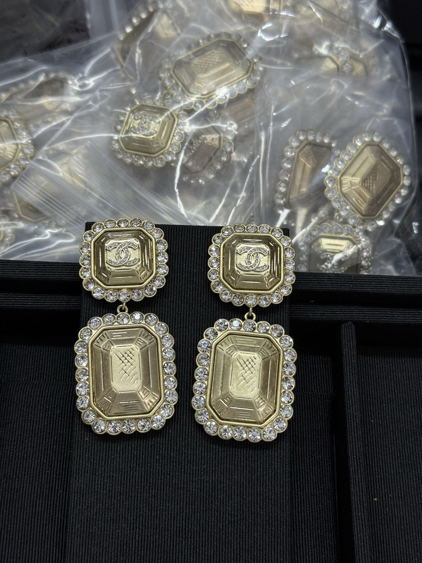 NO:580732,Xiaoxiang's new golden square edge diamond middle-aged style large earrings, Chanel earrings, chanel, earrings19860909小香新款金色方形边钻中古风 大耳环,香奈儿耳钉,chanel,earrings,Jewelry