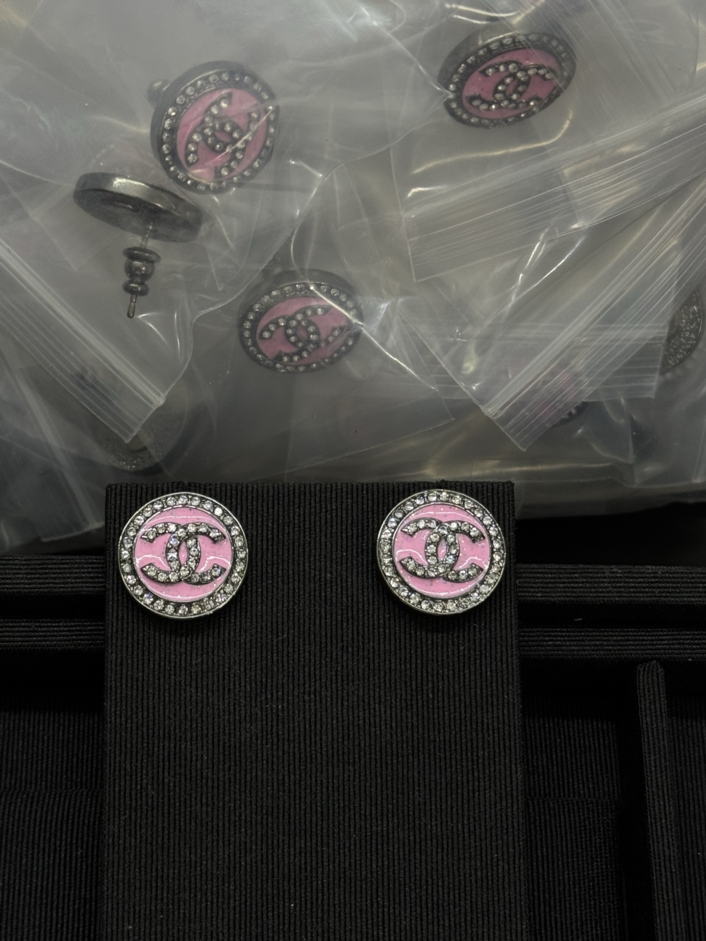 NO:580729,Xiaoxiang's new round pink gun black earrings, Chanel earrings, chanel19860909小香新款圆形粉色枪黑色耳钉,香奈儿耳钉,chanel,Jewelry