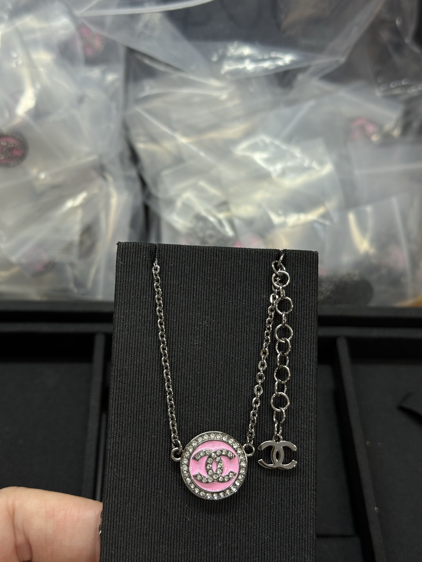 NO:580726,Xiaoxiang's new round pink and black gun color necklace bracelet earring set, Chanel necklace, chanel, necklace, bracelet19860909小香新款圆形粉色黑枪色项链手链耳钉套装,香奈儿项链,chanel,necklace,bracelet,Jewelry