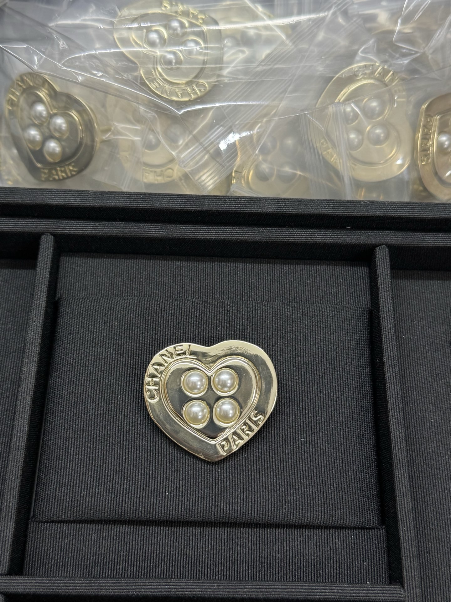 NO:580839,Xiaoxiang's new love button pearl brooch, Chanel brooch, chanel, brooch, breastpin19860909小香新款爱心纽扣珍珠胸针,香奈儿胸针,chanel,brooch，breastpin,Jewelry