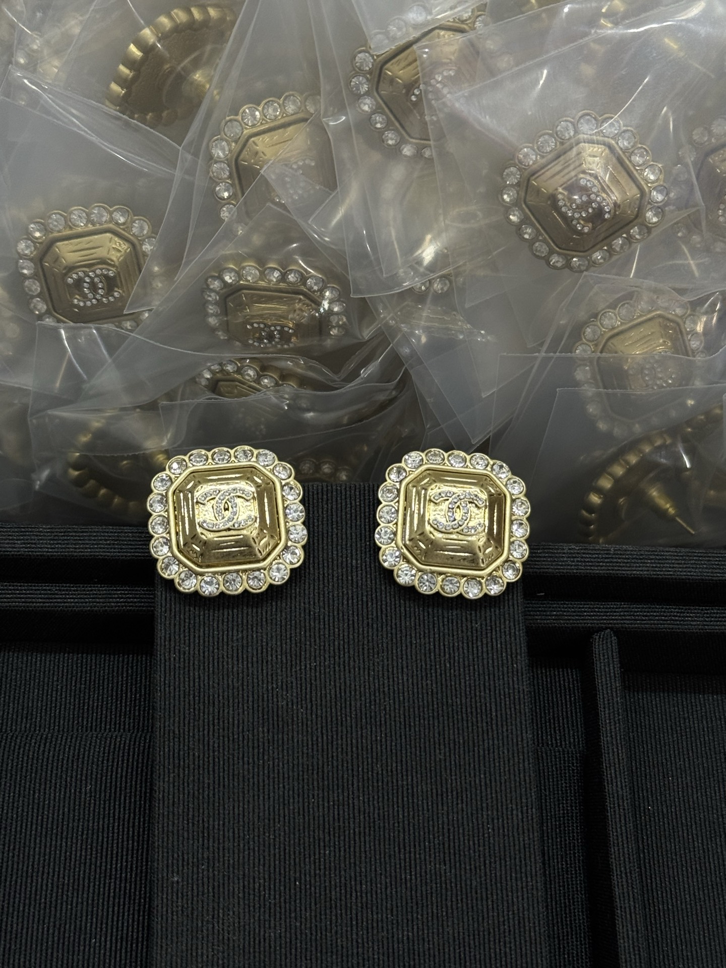 NO:580831,Xiaoxiang's new golden square edge diamond antique style earrings, Chanel earrings, chanel19860909小香新款金色方形边钻中古风耳钉,香奈儿耳钉,chanel,Jewelry