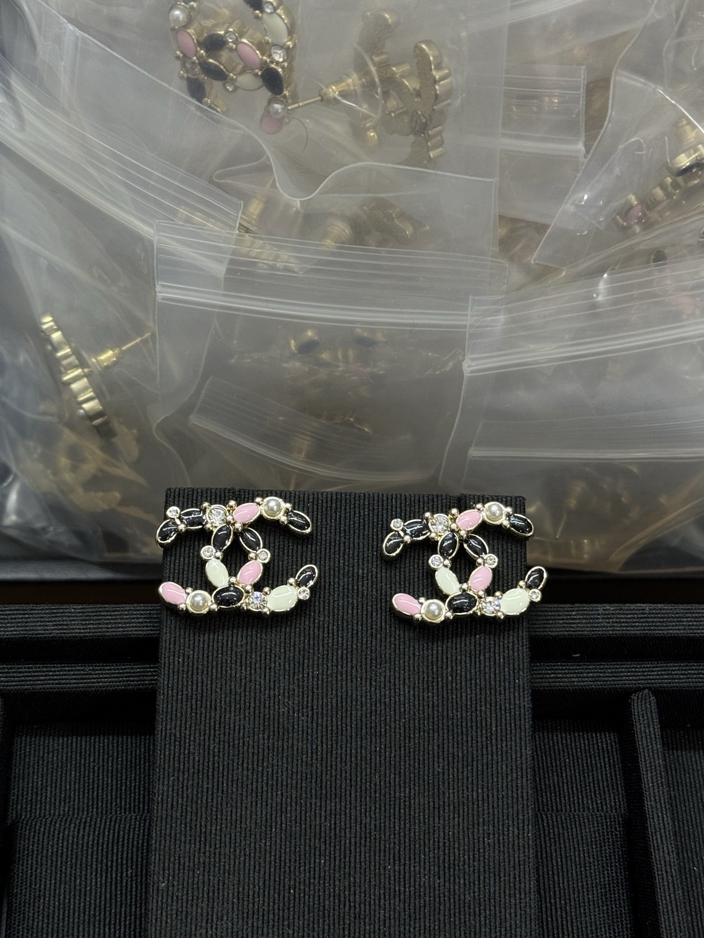 NO:574233,Xiaoxiang's new pink, black and white resin color matching double c earrings, Chanel earrings, chanel19860909小香新款粉色黑色白色树脂拼色双c耳钉,香奈儿耳钉,chanel,Jewelry
