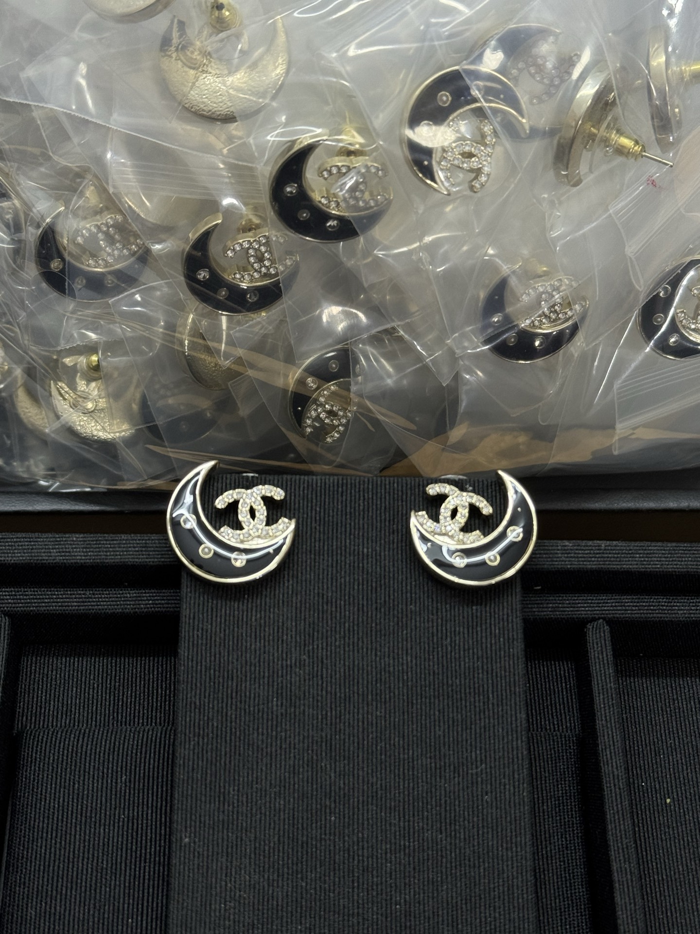 NO:574229,Xiaoxiang's new black resin moon shape double C full diamond earrings, Chanel earrings, chanel19860909小香新款黑色树脂月亮造型双c满钻耳钉,香奈儿耳钉,chanel,Jewelry