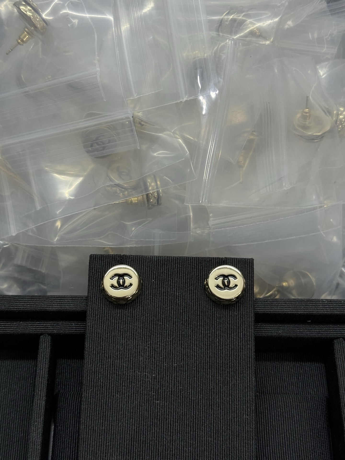 CHANEL Boucles d'oreilles rondes double C avec résine