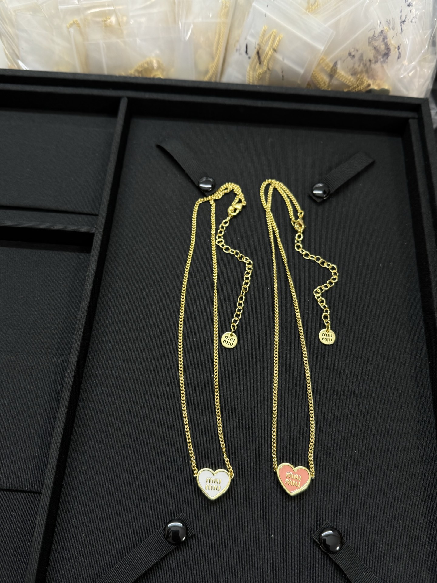 NO:584775,Miumiu miumiu love gold necklace white pink,Miumiu,miumiu,necklace19860909缪缪 miumiu 爱心金色项链 白色 粉色,Miumiu,miumiu,necklace,Jewelry