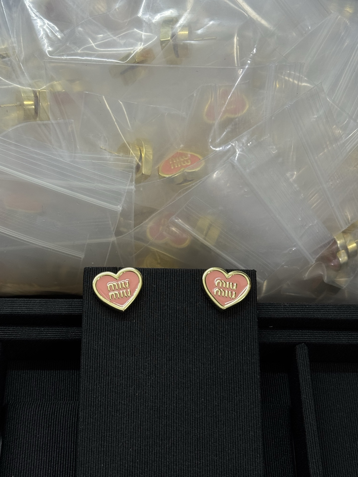 NO:584796,Miumiu miumiu original love plug gold stud earrings white pink,Miumiu,miumiu19860909缪缪 miumiu 爱心原版塞金色耳钉 白色 粉色,Miumiu,miumiu,Jewelry