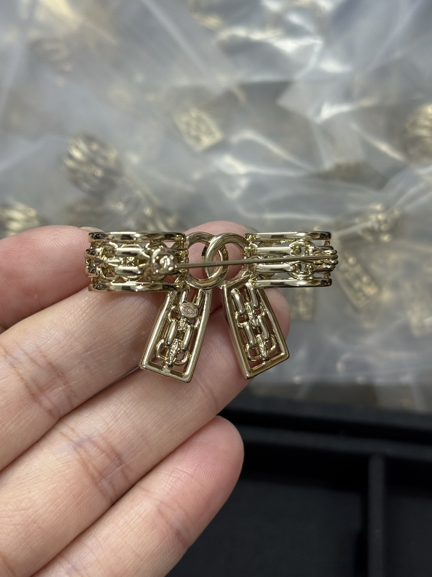 ¥118
小香新款锁扣镂空蝴蝶结🎀胸针