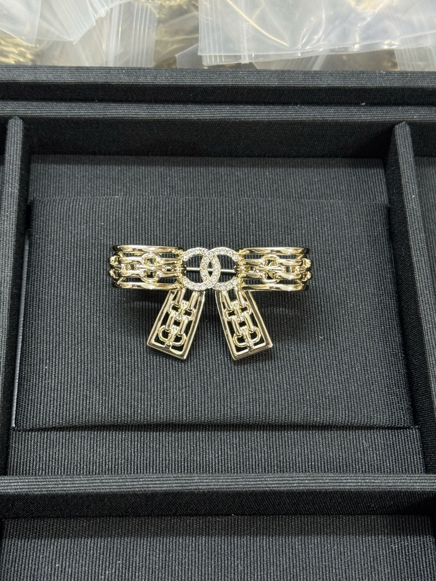 ¥118
小香新款锁扣镂空蝴蝶结🎀胸针