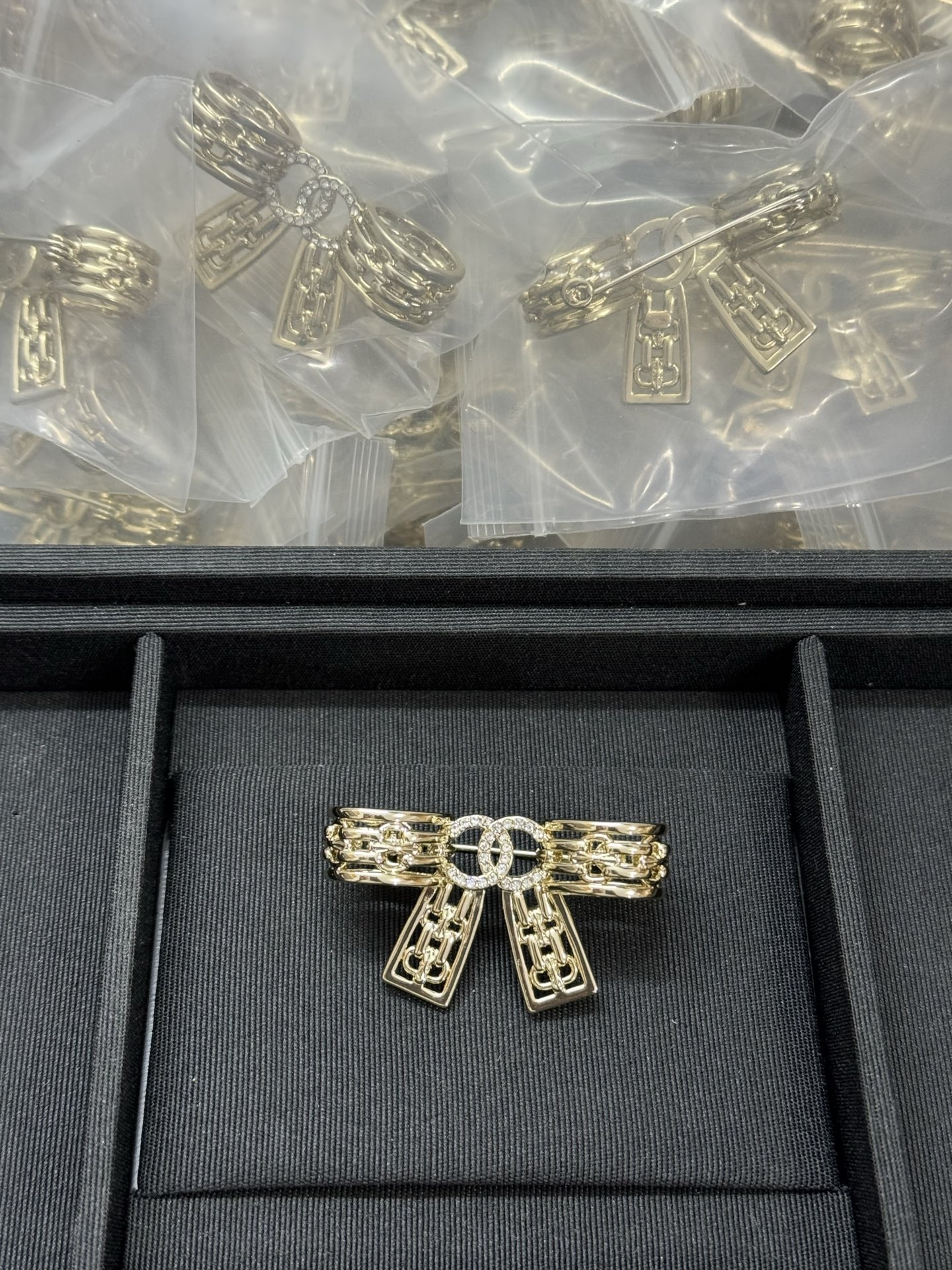 NO:584823,Xiaoxiang's new lock button hollow bow brooch, Chanel brooch, chanel, brooch, breastpin19860909小香新款锁扣镂空蝴蝶结胸针,香奈儿胸针,chanel,brooch，breastpin,Jewelry