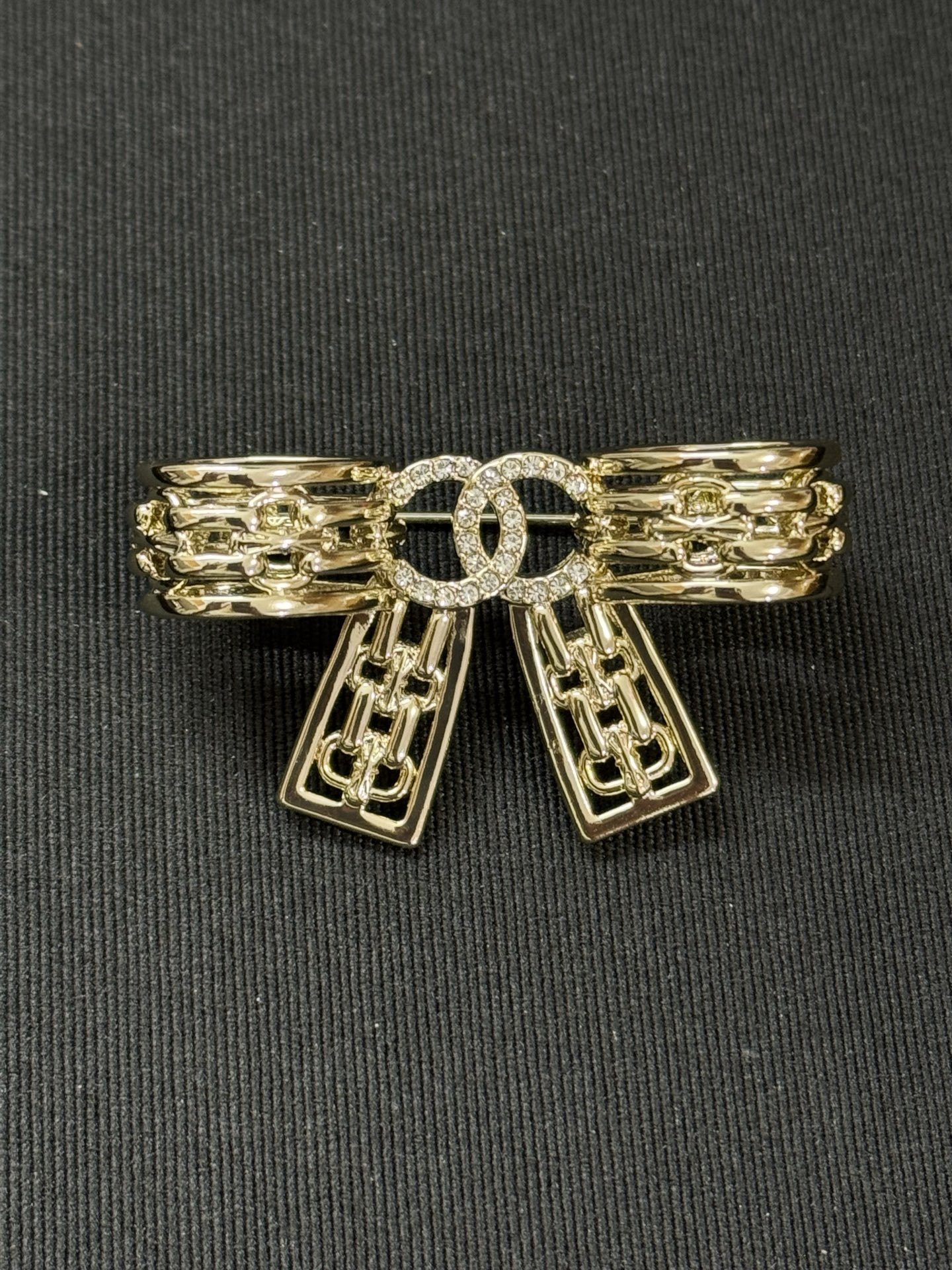 ¥118
小香新款锁扣镂空蝴蝶结🎀胸针