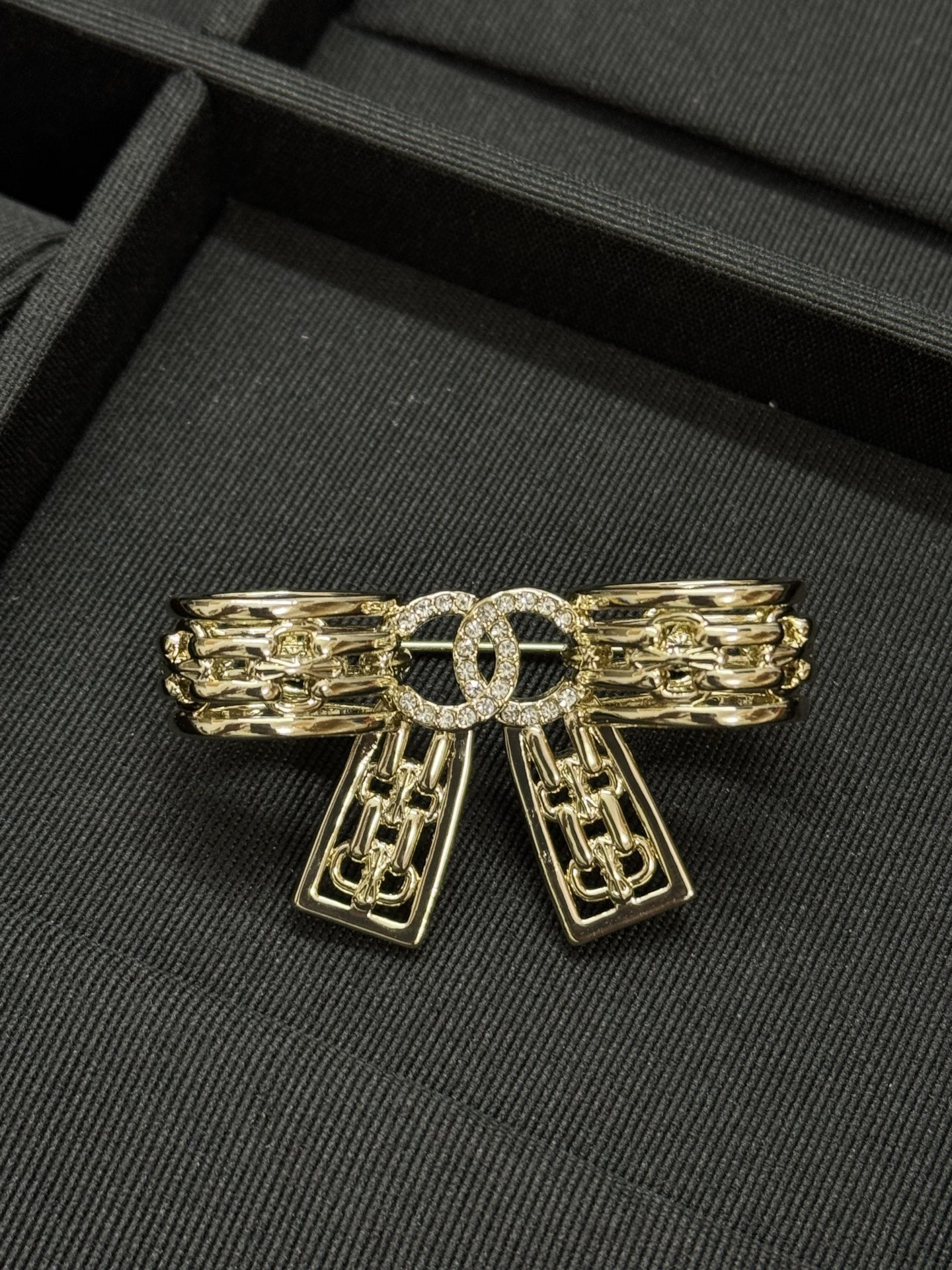 ¥118
小香新款锁扣镂空蝴蝶结🎀胸针