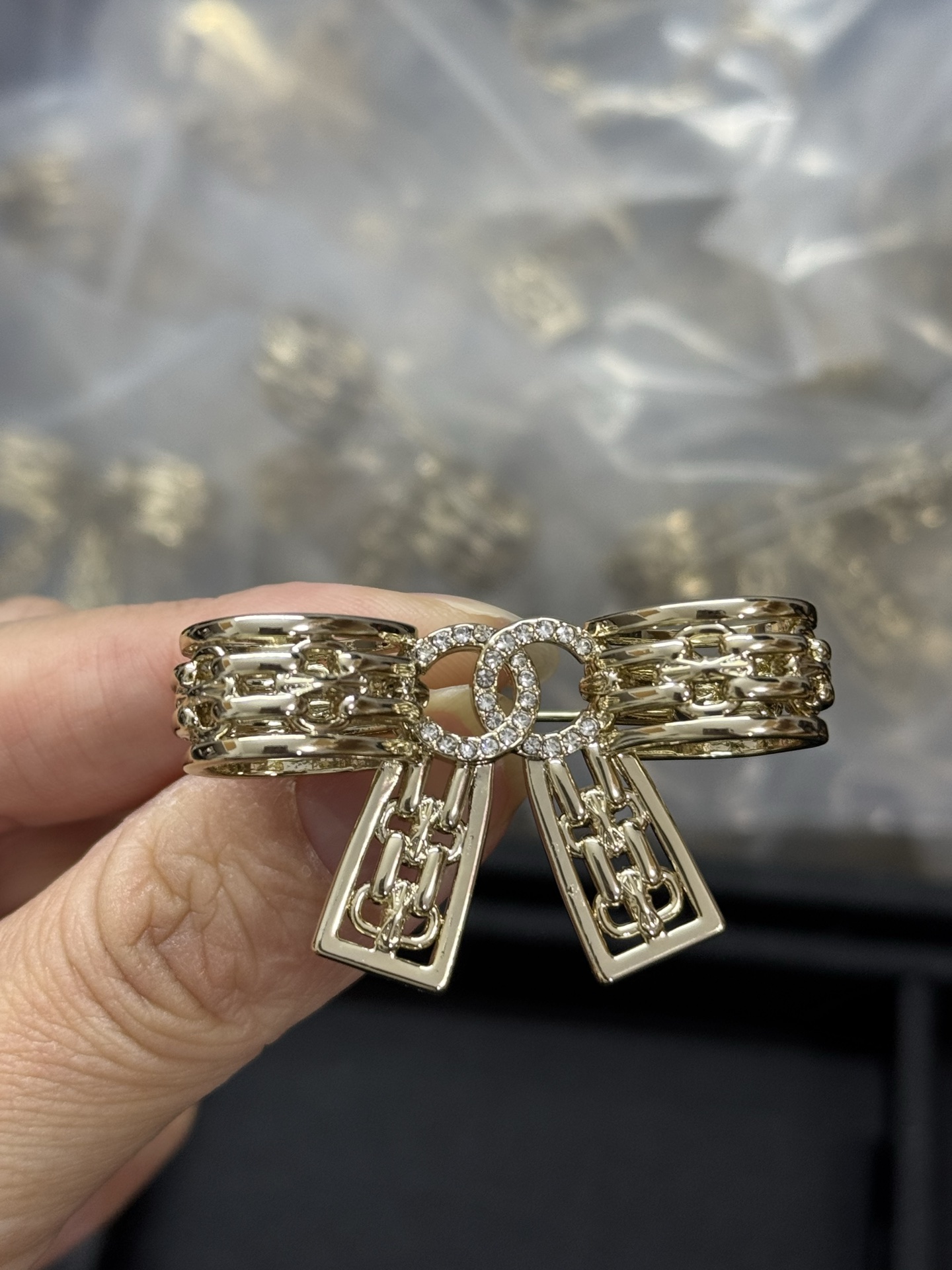 ¥118
小香新款锁扣镂空蝴蝶结🎀胸针