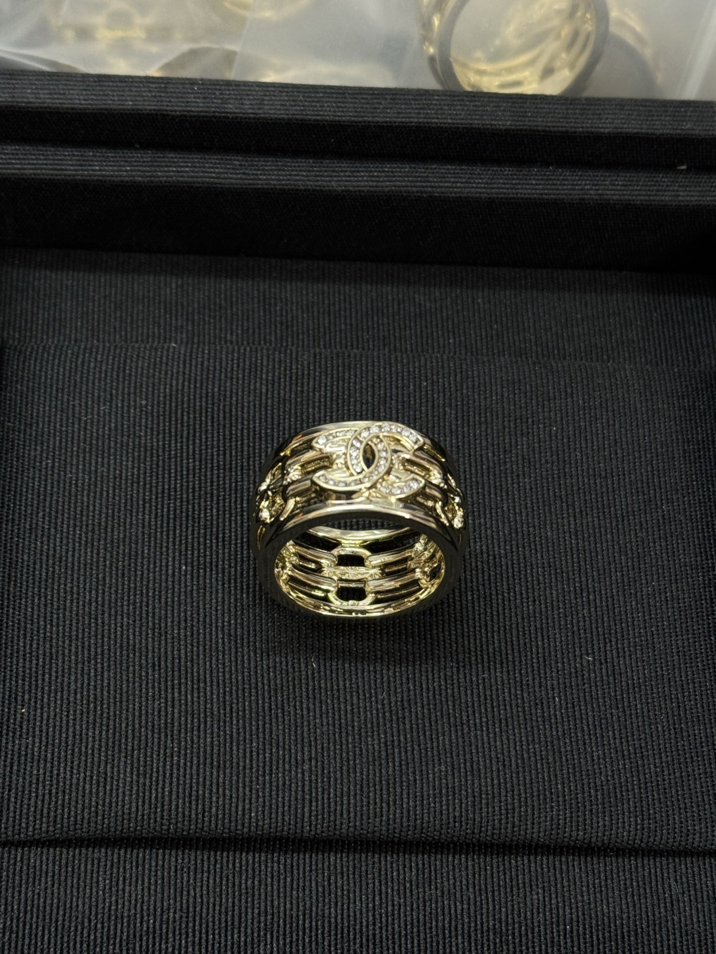 ¥118 
小香新款镂空双c满钻戒指💍
678号