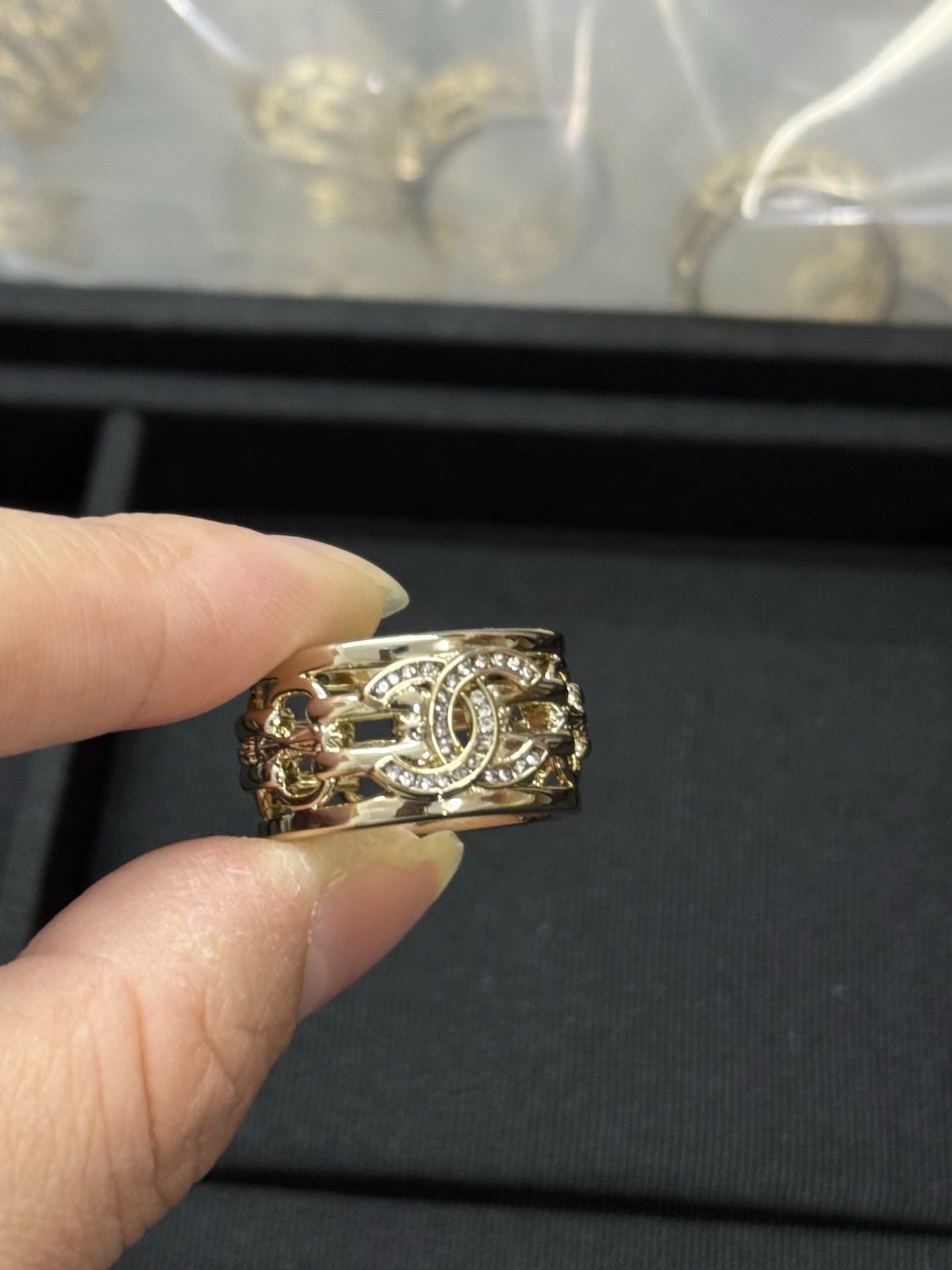 ¥118 
小香新款镂空双c满钻戒指💍
678号