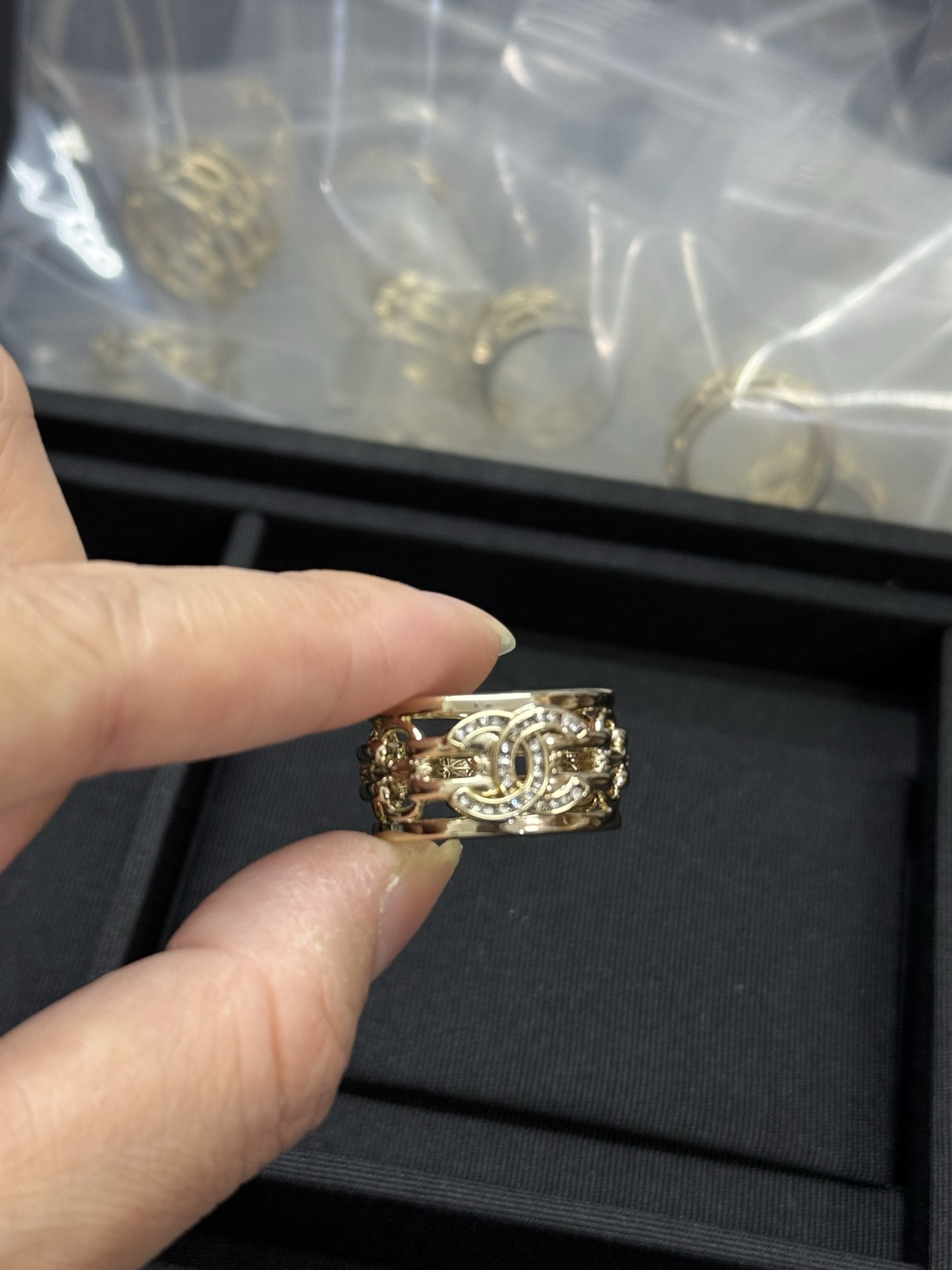 ¥118 
小香新款镂空双c满钻戒指💍
678号