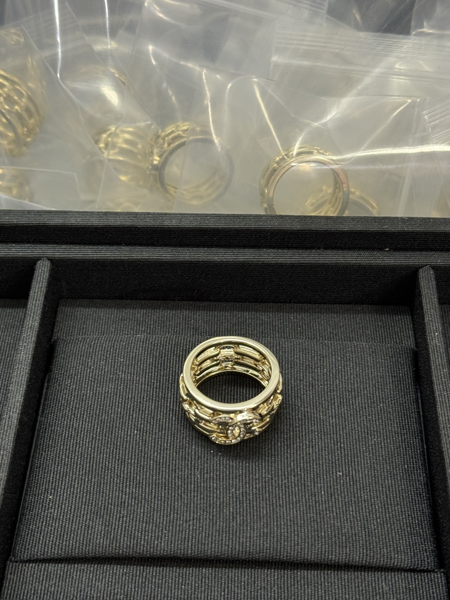 ¥118 
小香新款镂空双c满钻戒指💍
678号