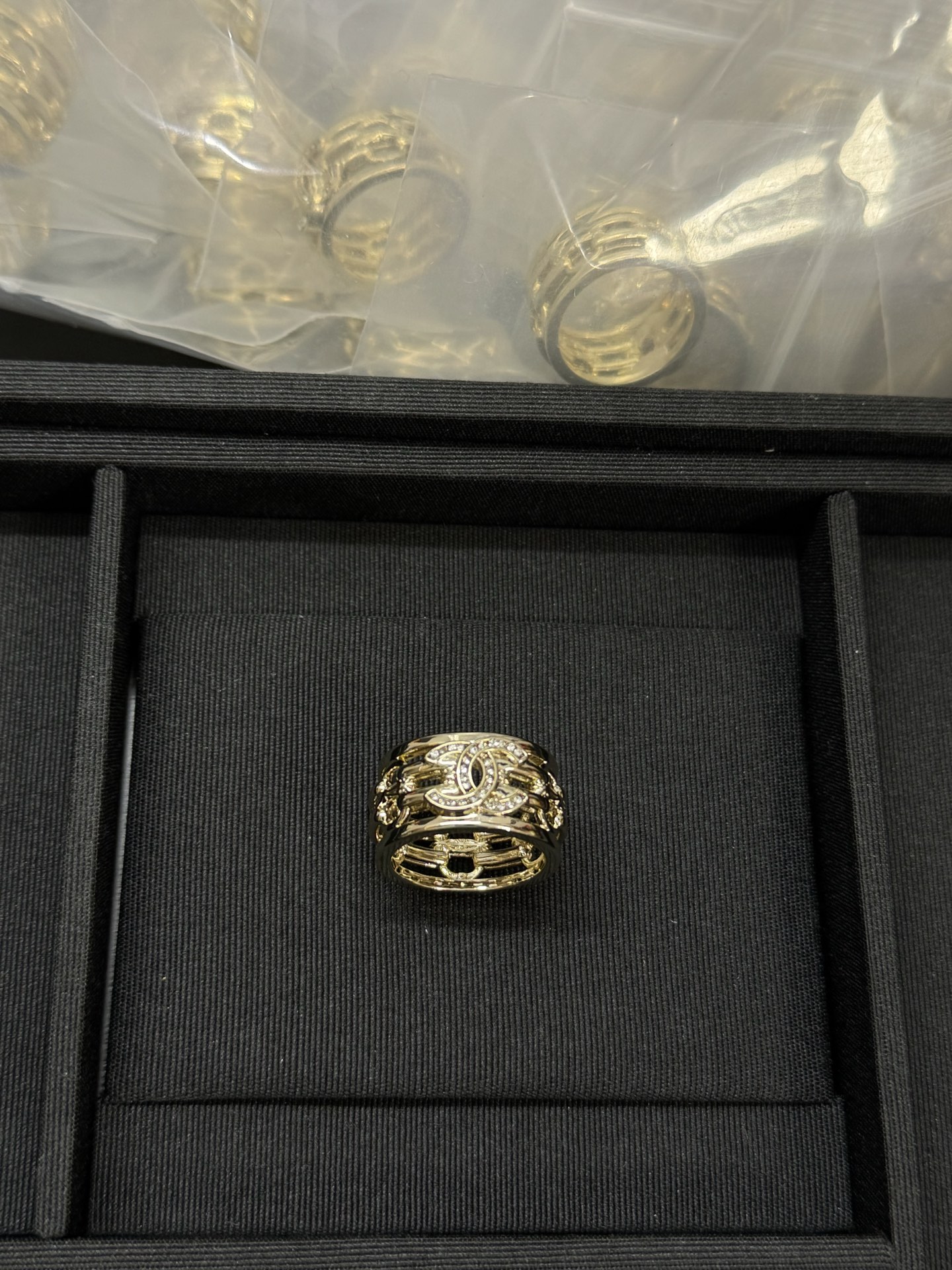 NO:584820,Xiaoxiang's new hollow double C full diamond ring No. 678, Chanel ring, chanel, ring19860909小香新款镂空双c满钻戒指 678号,香奈儿戒指,chanel,ring,Jewelry