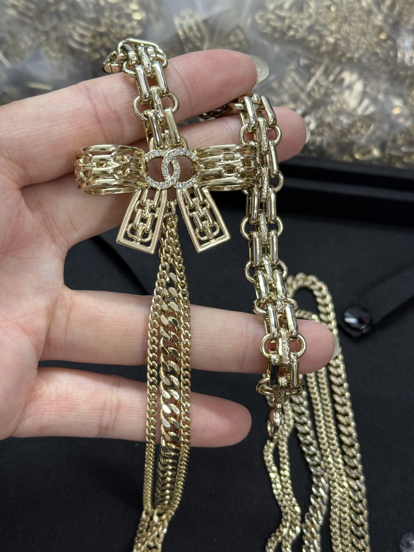 ¥218
小香新款锁扣镂空蝴蝶结 多层链条毛衣链 