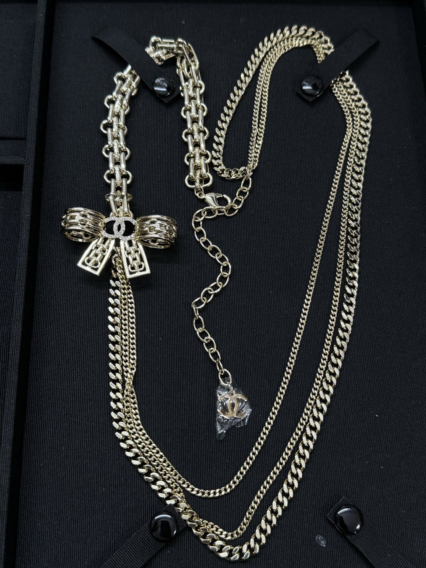 ¥218
小香新款锁扣镂空蝴蝶结 多层链条毛衣链 