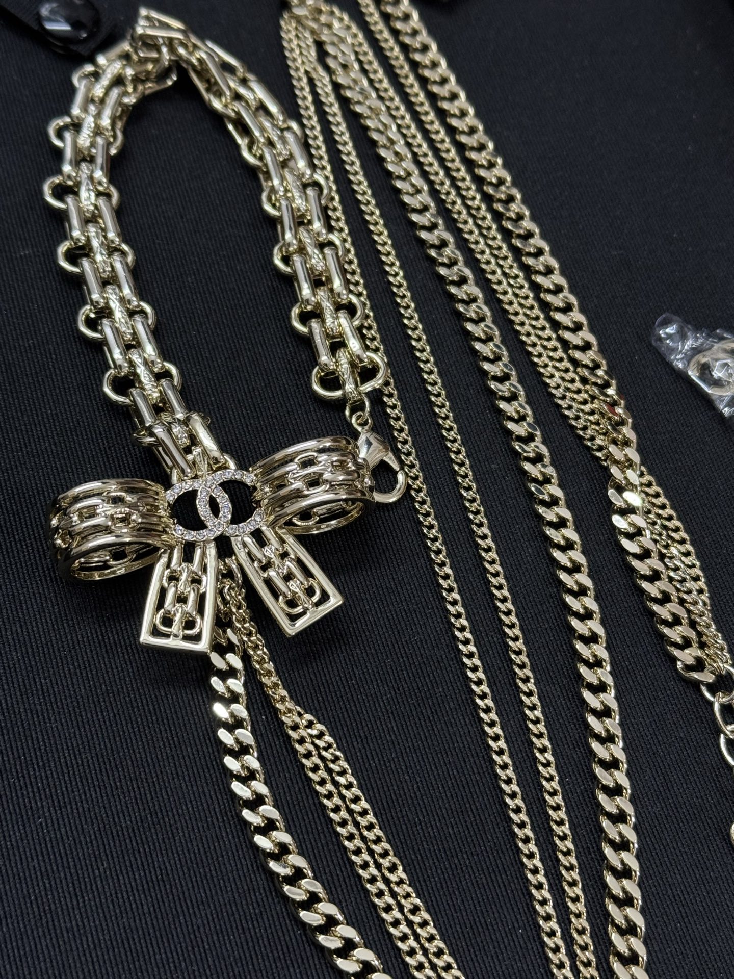 ¥218
小香新款锁扣镂空蝴蝶结 多层链条毛衣链 