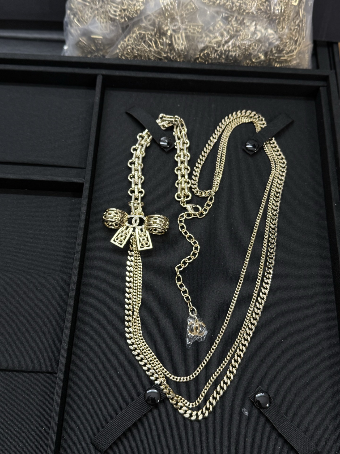 ¥218
小香新款锁扣镂空蝴蝶结 多层链条毛衣链 