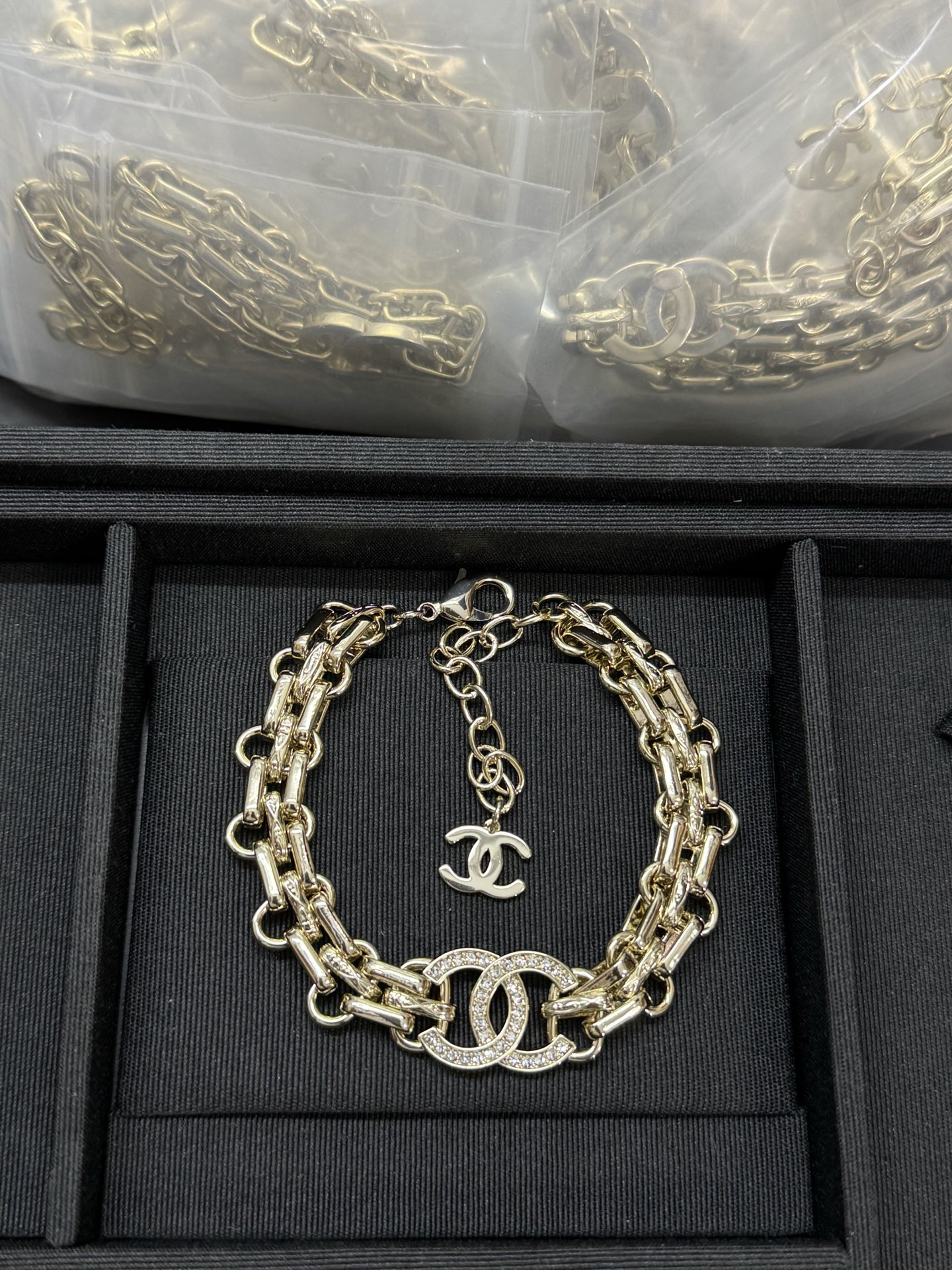 ¥158 
小香新款粗链条双c满钻重工手链