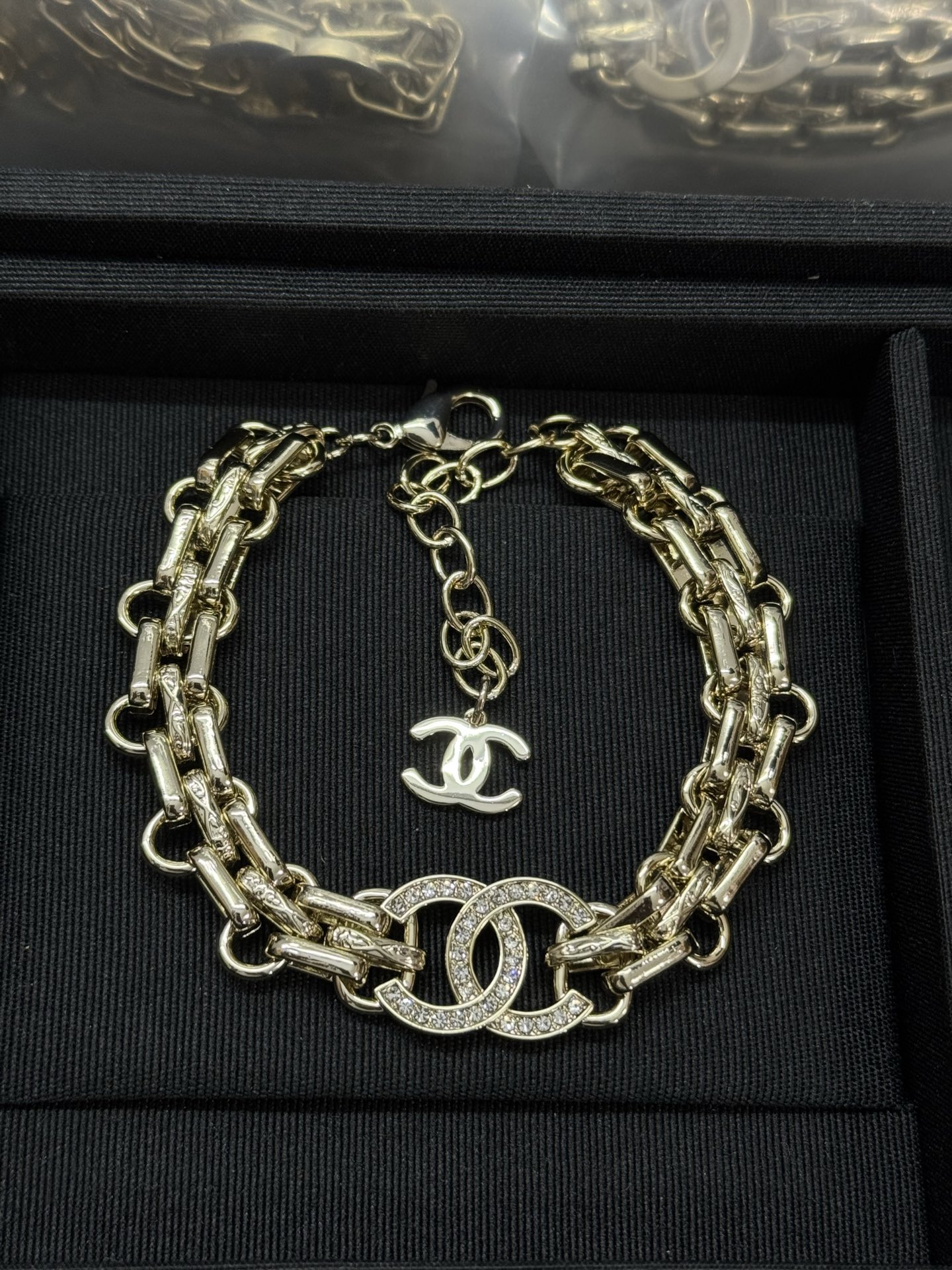 ¥158 
小香新款粗链条双c满钻重工手链