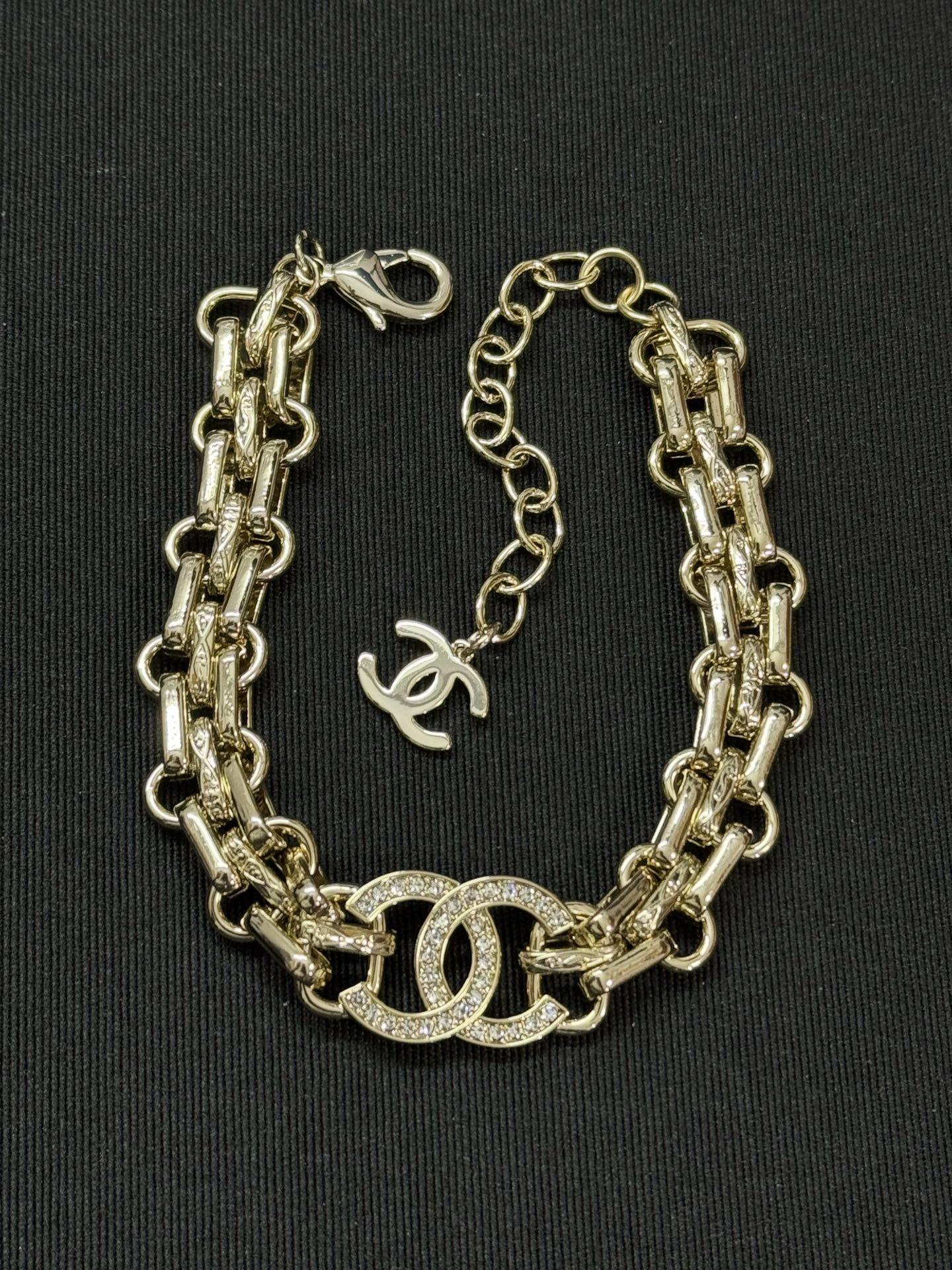 ¥158 
小香新款粗链条双c满钻重工手链