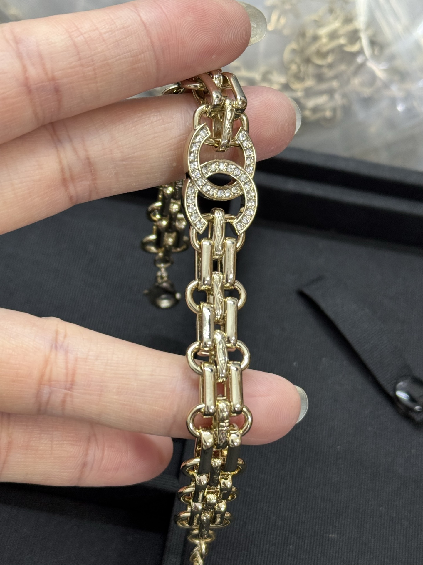 ¥158 
小香新款粗链条双c满钻重工手链