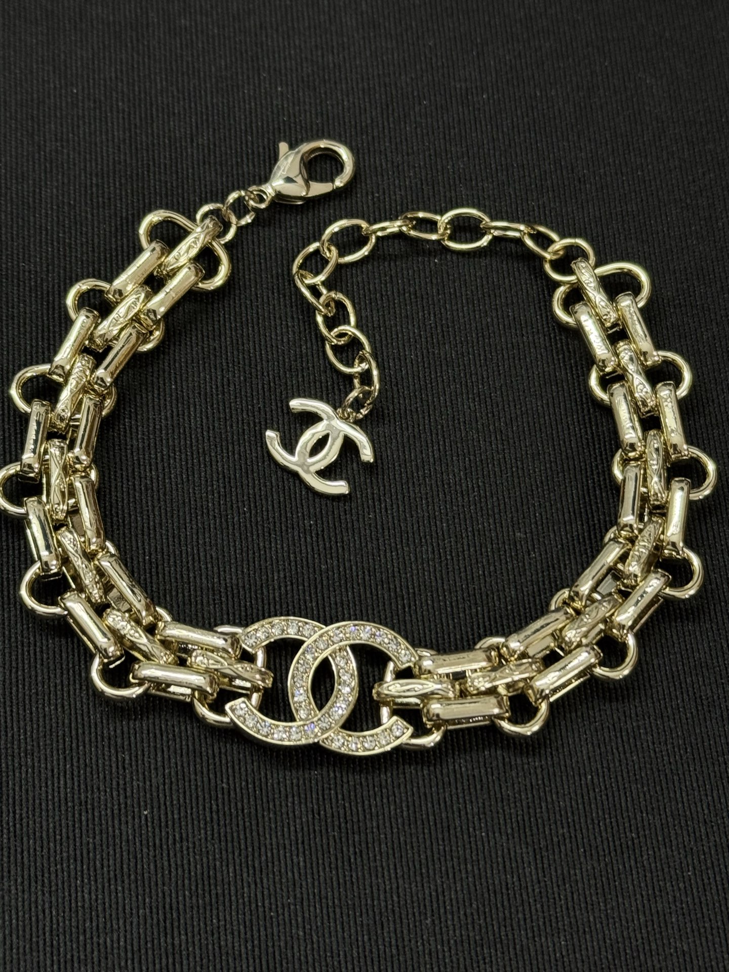 ¥158 
小香新款粗链条双c满钻重工手链