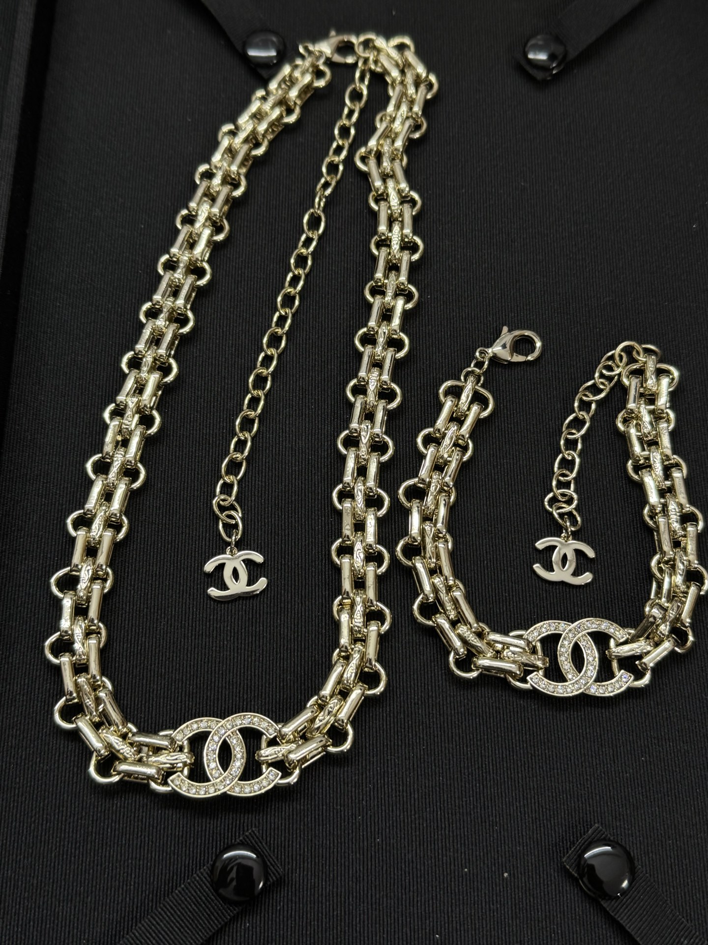 ¥188 
小香新款粗链条双c满钻 重工项链