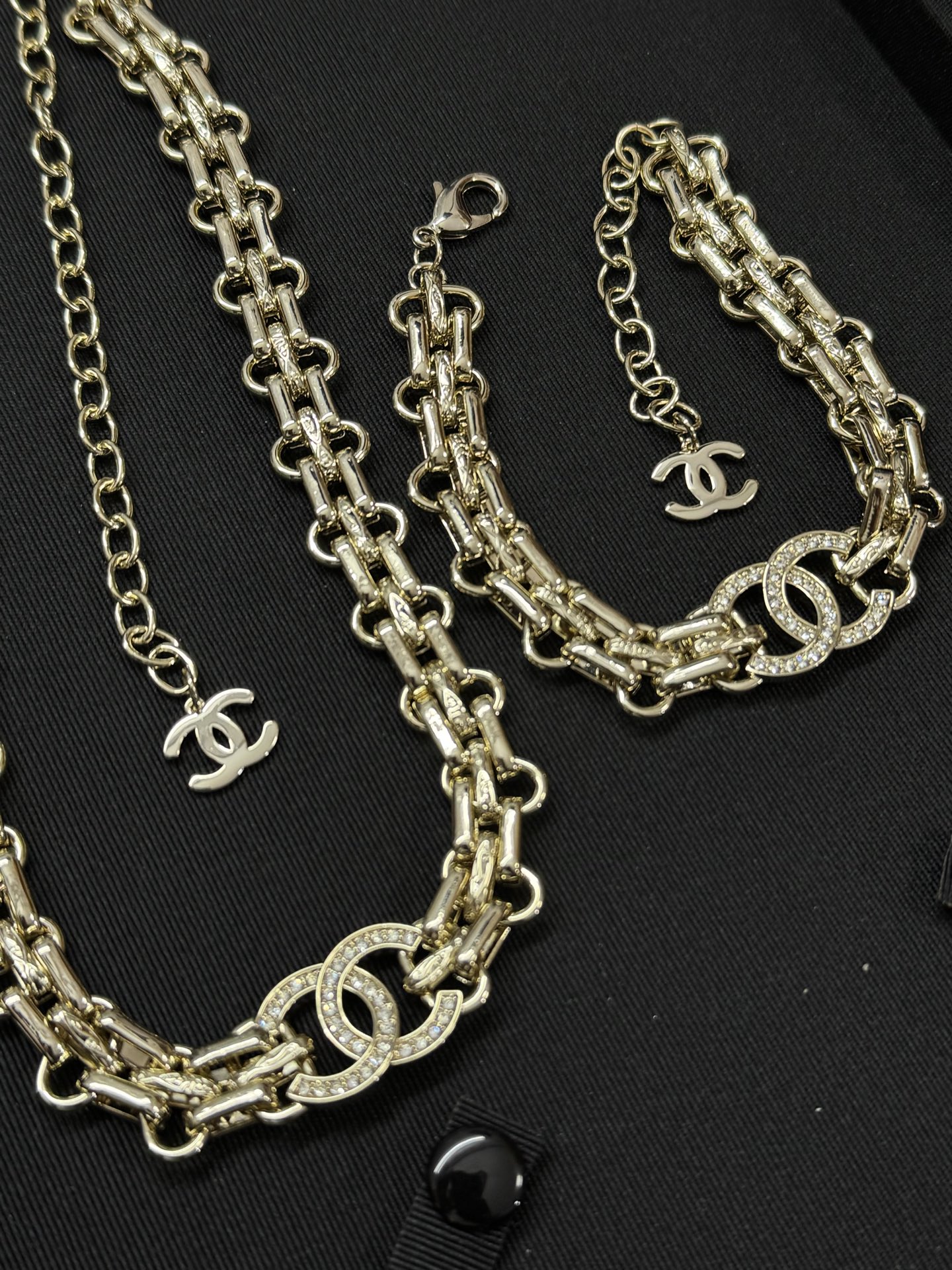 ¥188 
小香新款粗链条双c满钻 重工项链