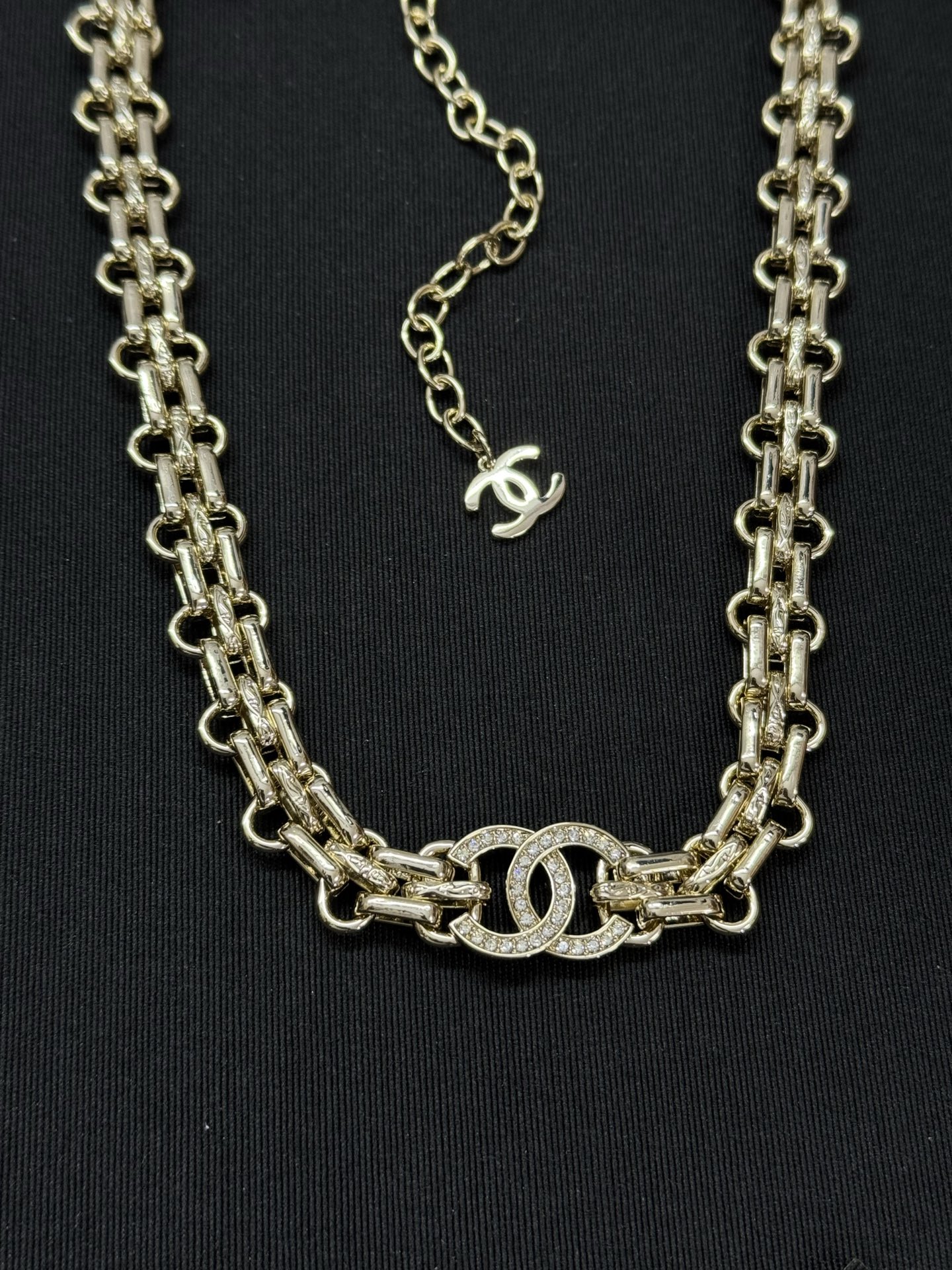 ¥188 
小香新款粗链条双c满钻 重工项链