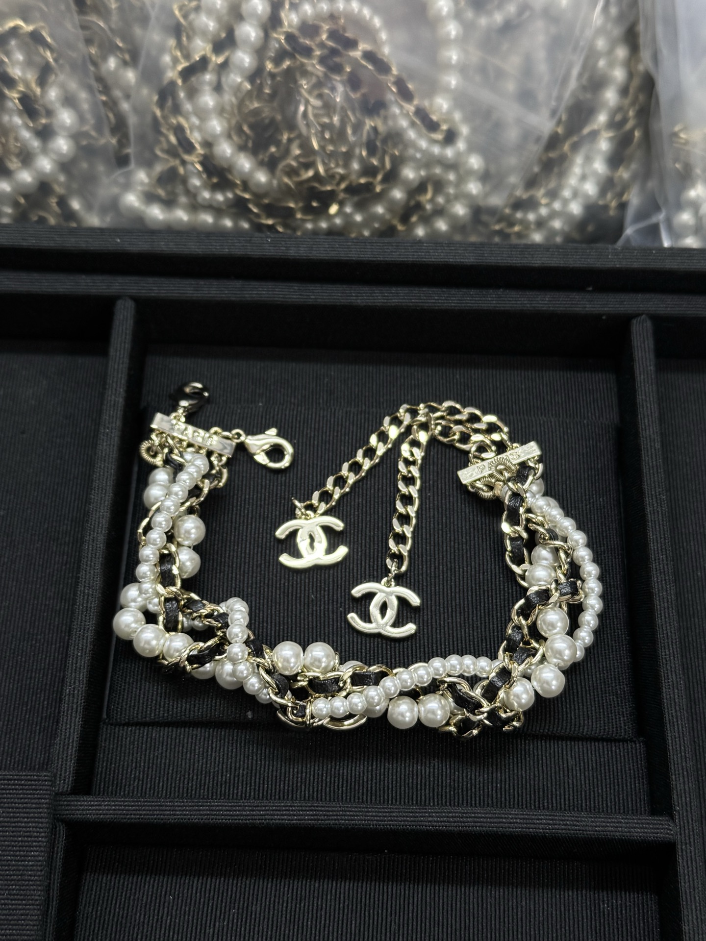 项链¥218 手链¥188
小香新款多层麻花黑白珍珠 纯手工 重工项链手链